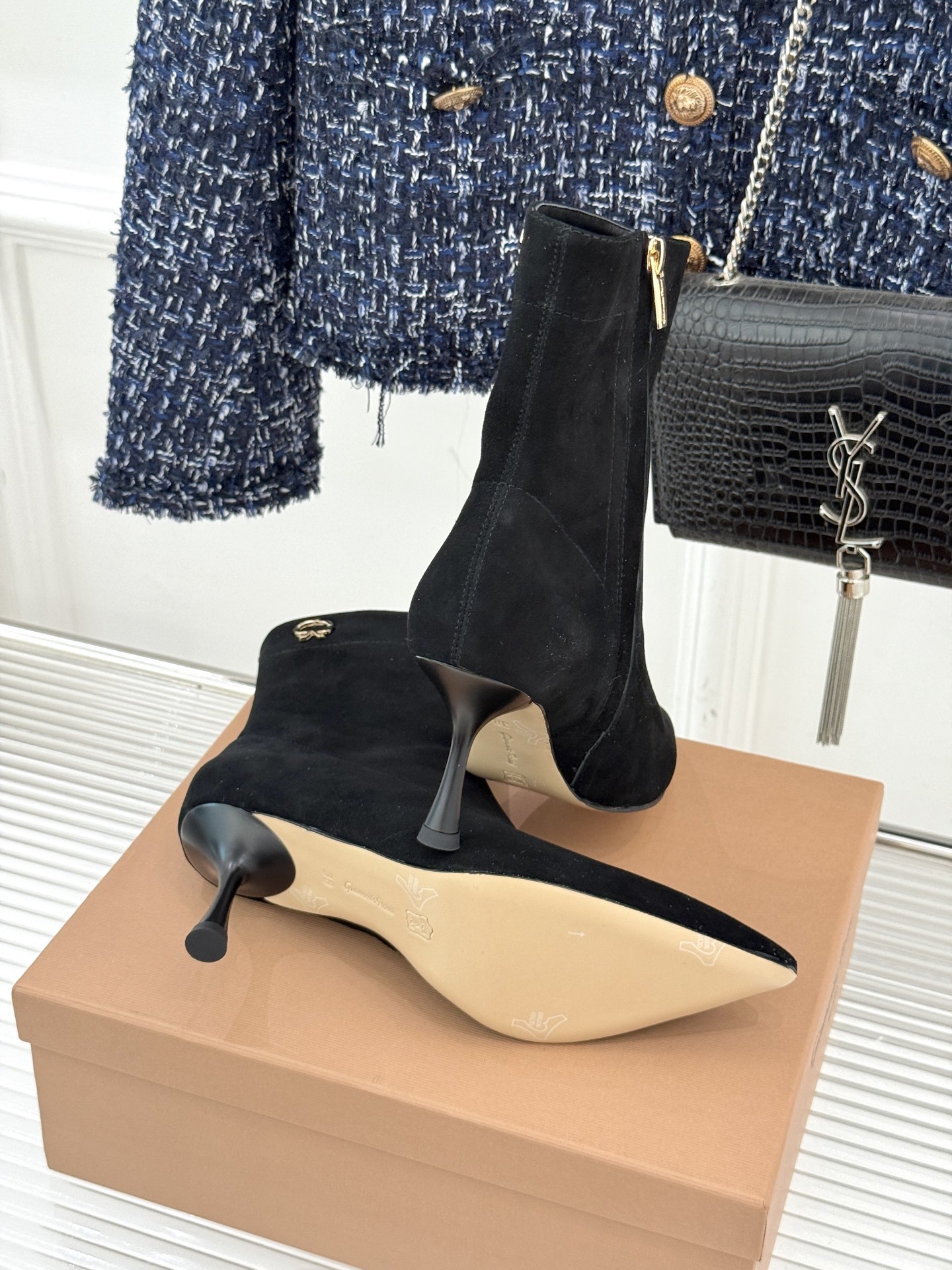 Gianvitorossi25WF秋冬新品侧拉链尖头高跟短靴当极简美学邂逅意式匠心这款短靴就此成为你鞋柜