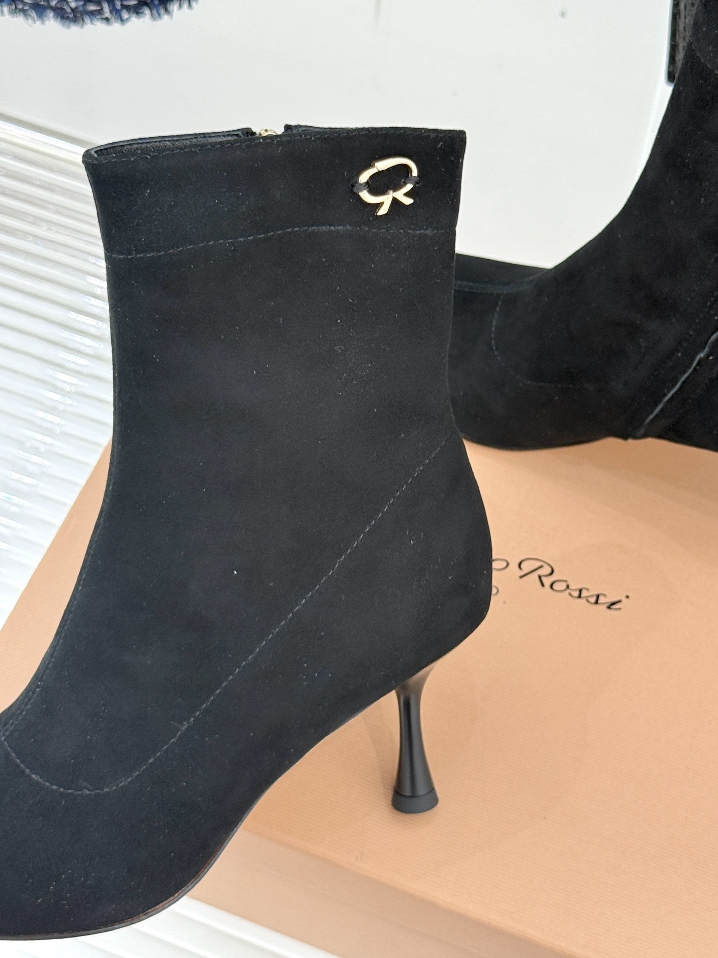Gianvitorossi25WF秋冬新品侧拉链尖头高跟短靴当极简美学邂逅意式匠心这款短靴就此成为你鞋柜
