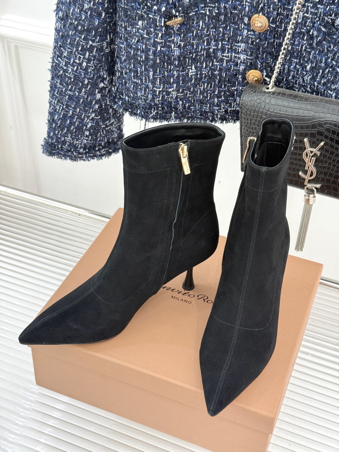 Gianvitorossi25WF秋冬新品侧拉链尖头高跟短靴当极简美学邂逅意式匠心这款短靴就此成为你鞋柜