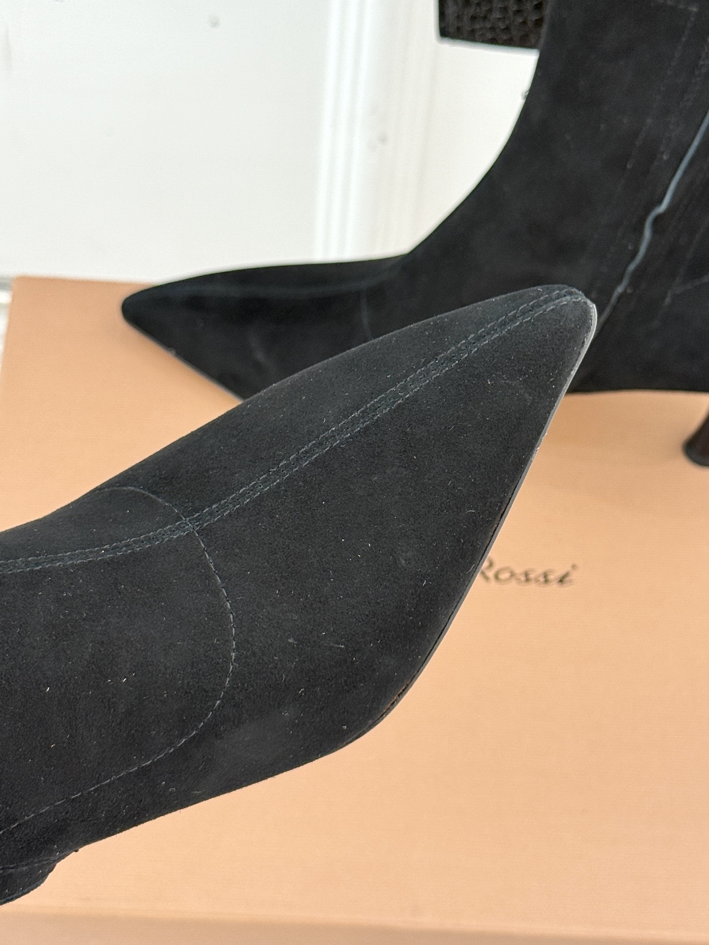Gianvitorossi25WF秋冬新品侧拉链尖头高跟短靴当极简美学邂逅意式匠心这款短靴就此成为你鞋柜