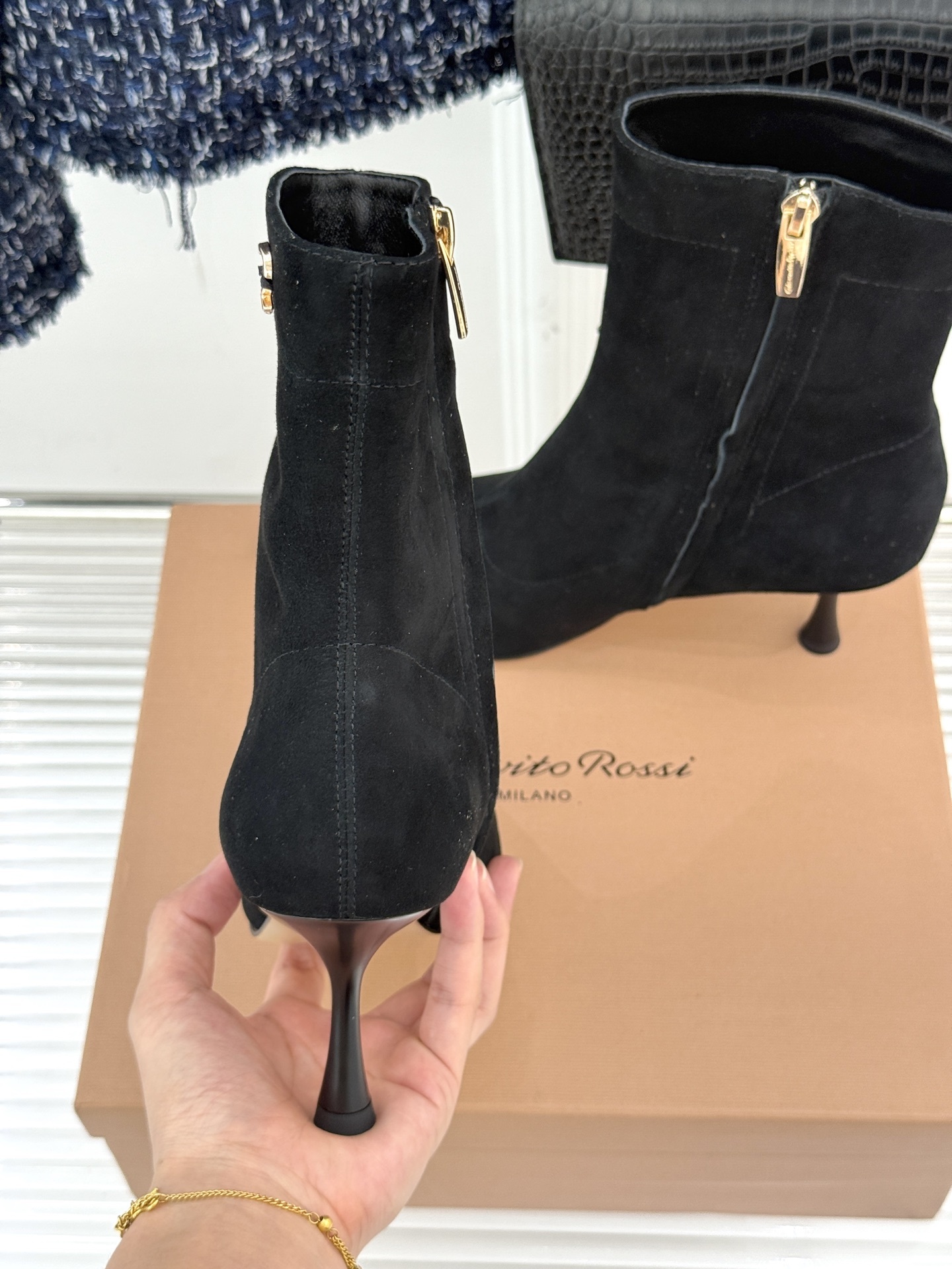 Gianvitorossi25WF秋冬新品侧拉链尖头高跟短靴当极简美学邂逅意式匠心这款短靴就此成为你鞋柜