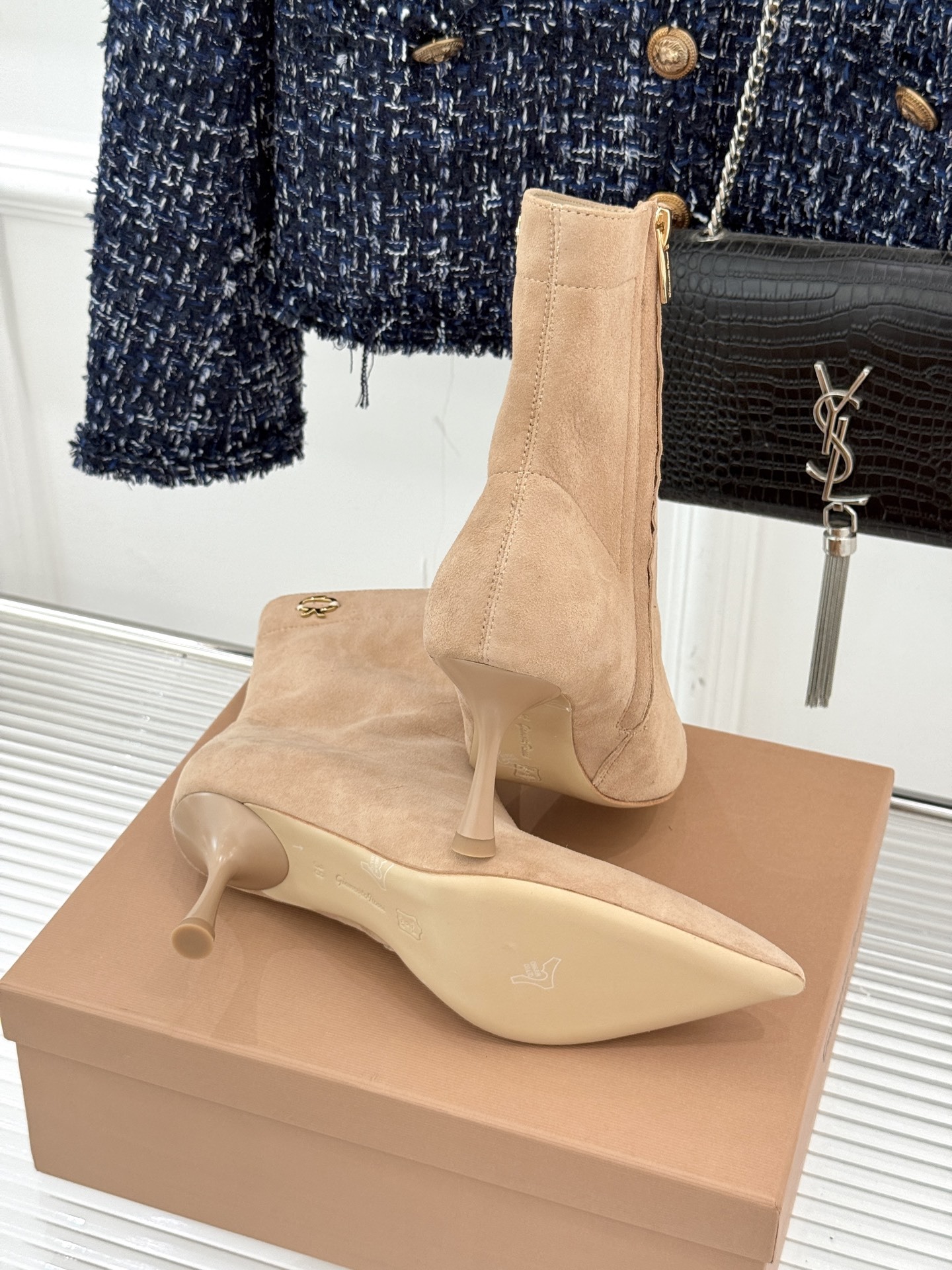 Gianvitorossi25WF秋冬新品侧拉链尖头高跟短靴当极简美学邂逅意式匠心这款短靴就此成为你鞋柜