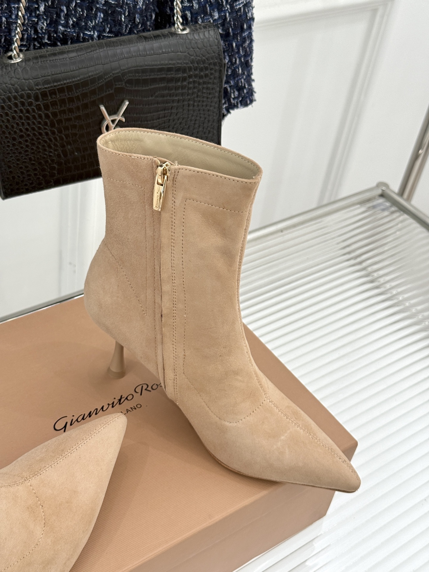 Gianvitorossi25WF秋冬新品侧拉链尖头高跟短靴当极简美学邂逅意式匠心这款短靴就此成为你鞋柜
