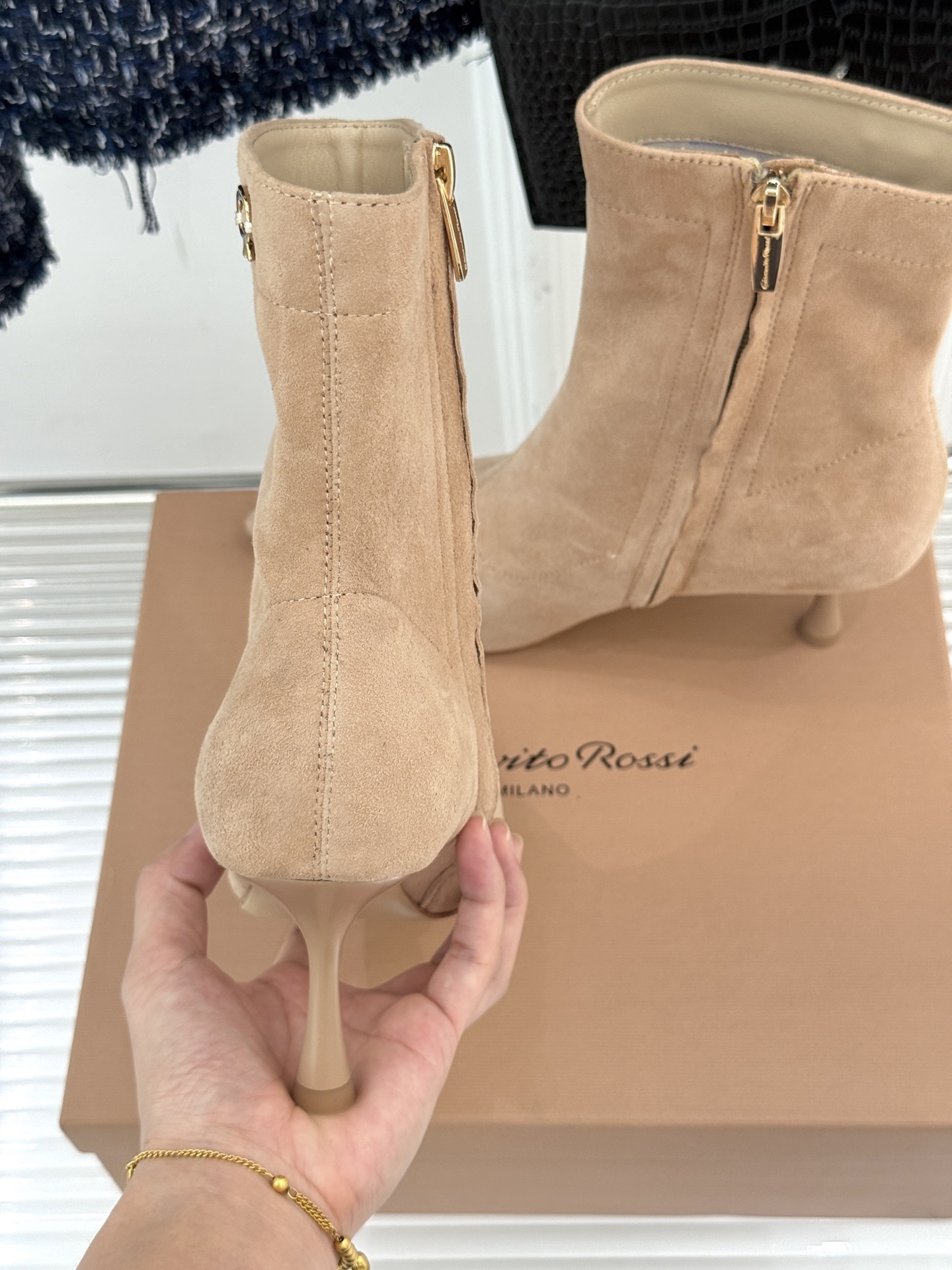 Gianvitorossi25WF秋冬新品侧拉链尖头高跟短靴当极简美学邂逅意式匠心这款短靴就此成为你鞋柜