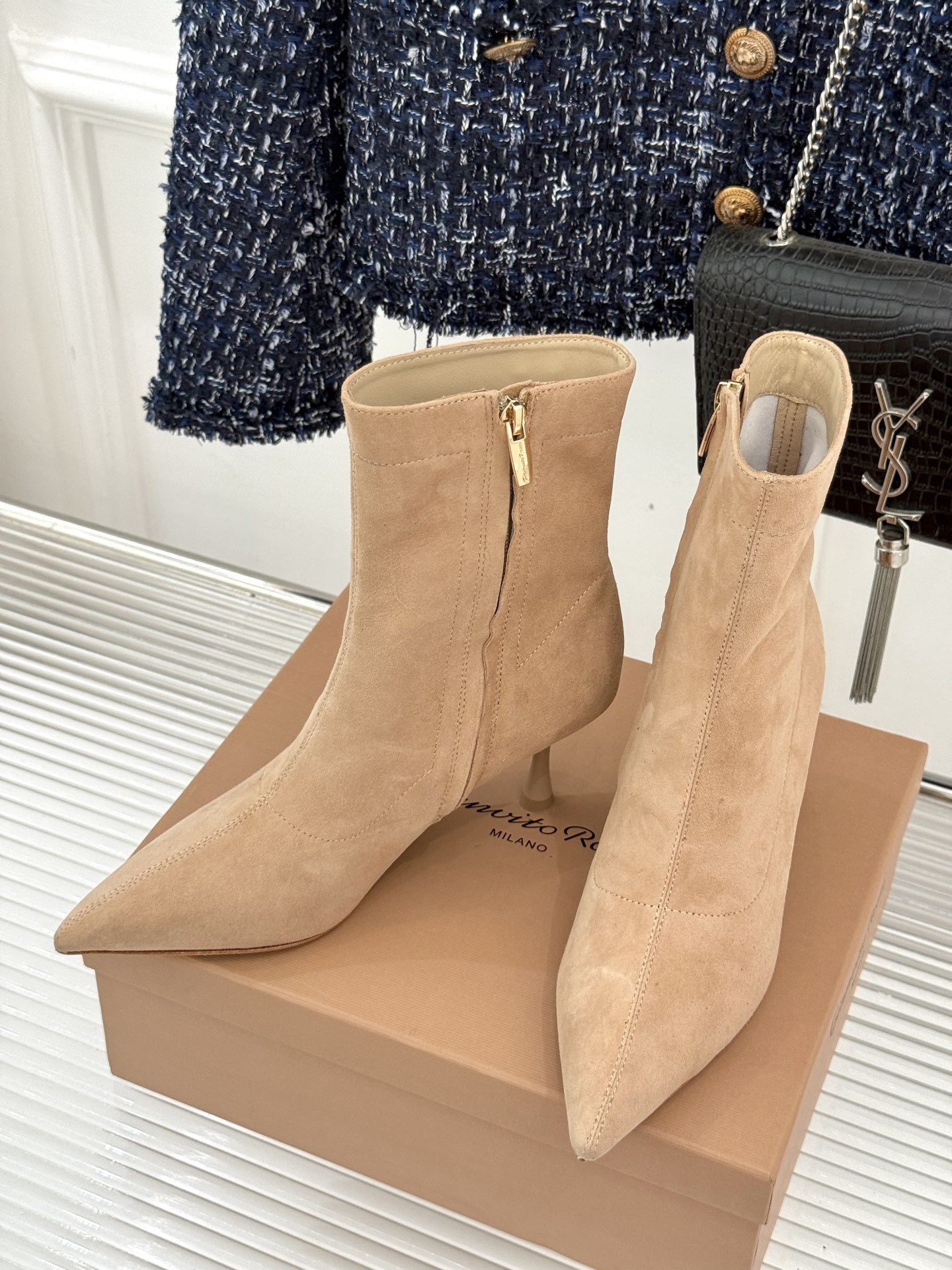 Gianvitorossi25WF秋冬新品侧拉链尖头高跟短靴当极简美学邂逅意式匠心这款短靴就此成为你鞋柜