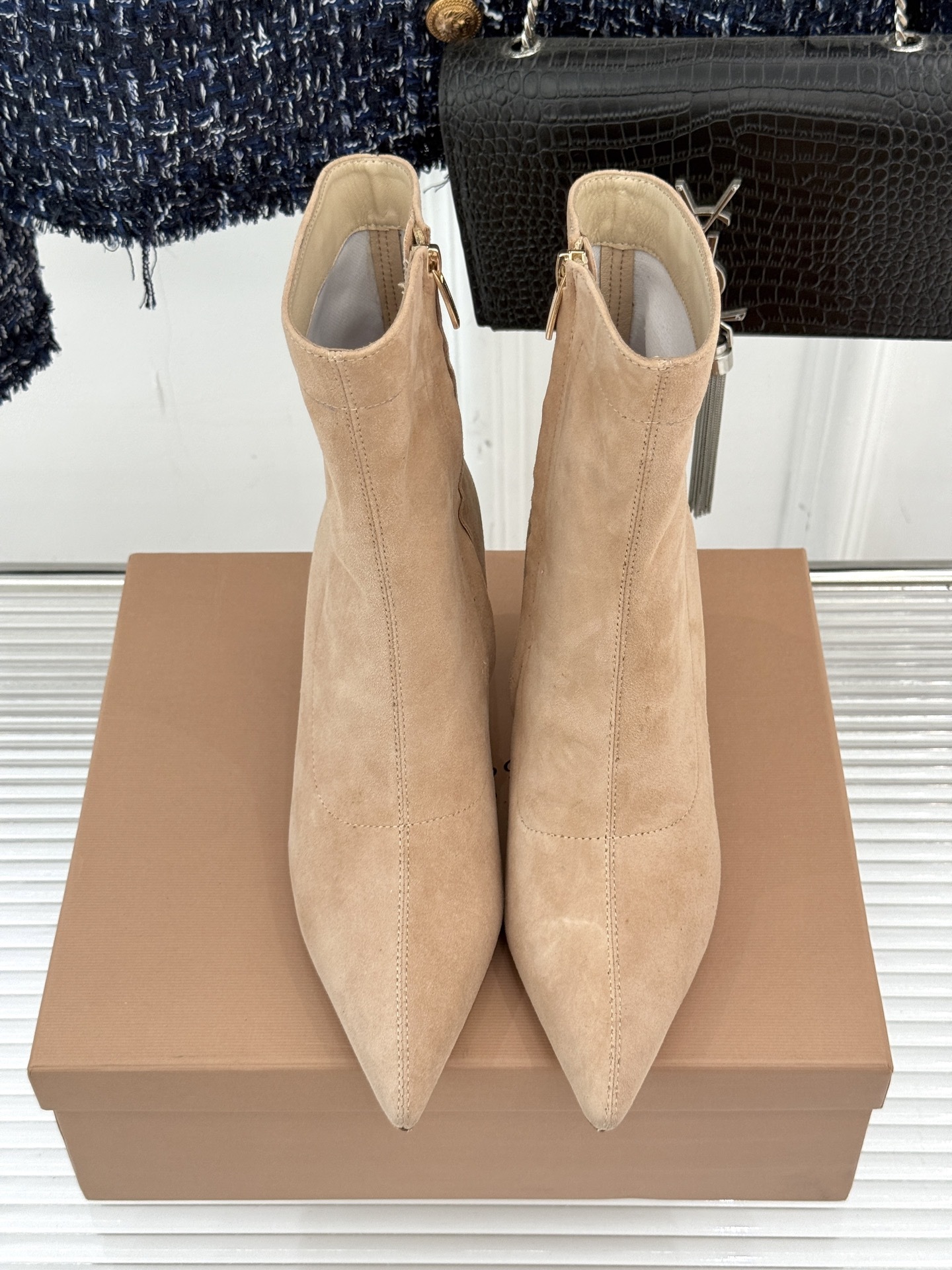 Gianvitorossi25WF秋冬新品侧拉链尖头高跟短靴当极简美学邂逅意式匠心这款短靴就此成为你鞋柜