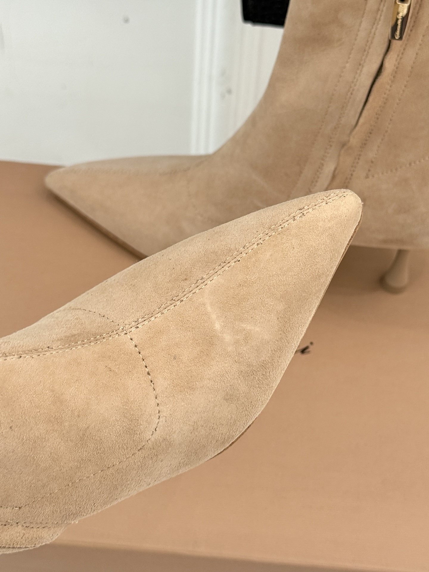 Gianvitorossi25WF秋冬新品侧拉链尖头高跟短靴当极简美学邂逅意式匠心这款短靴就此成为你鞋柜