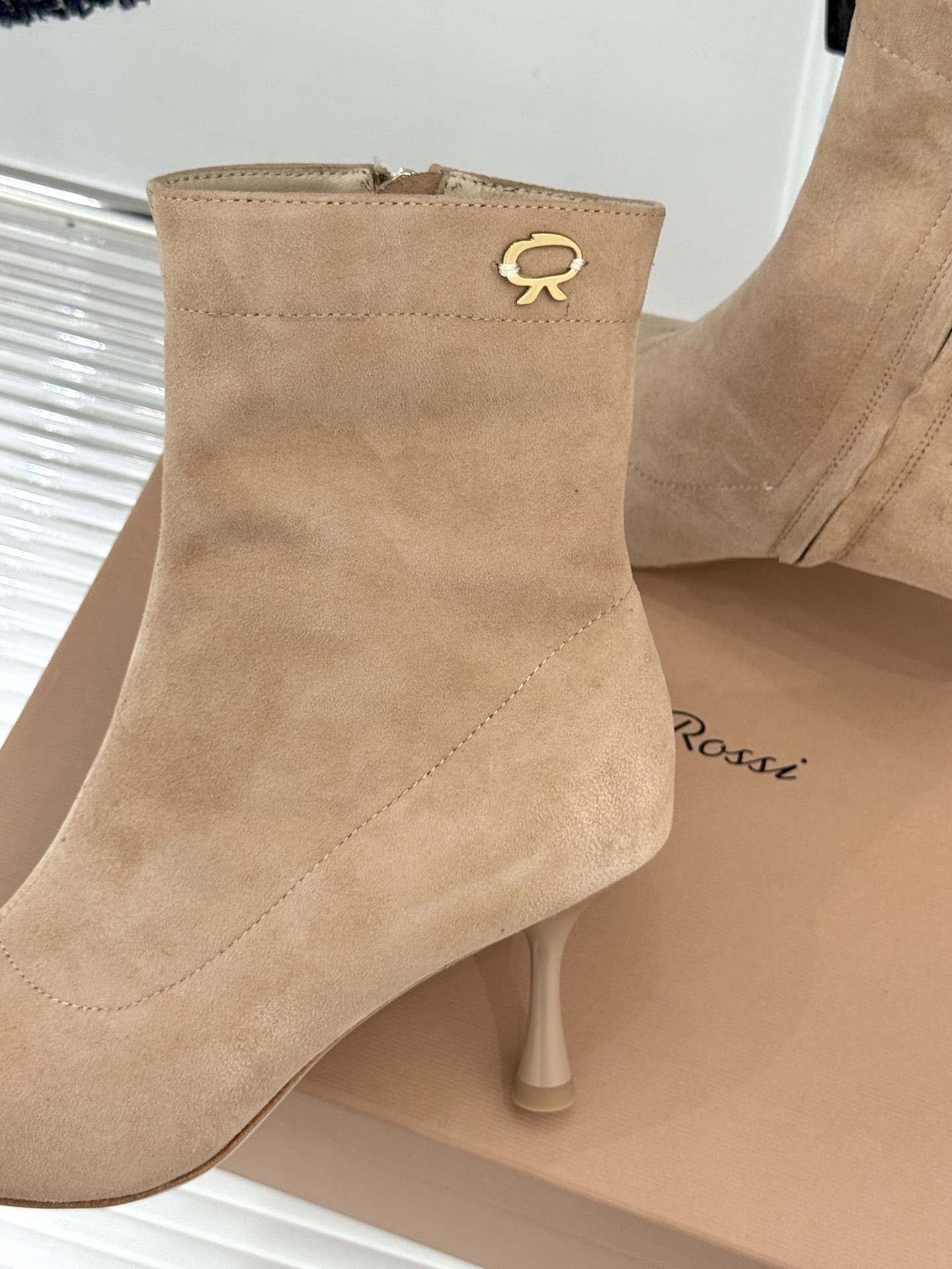 Gianvitorossi25WF秋冬新品侧拉链尖头高跟短靴当极简美学邂逅意式匠心这款短靴就此成为你鞋柜
