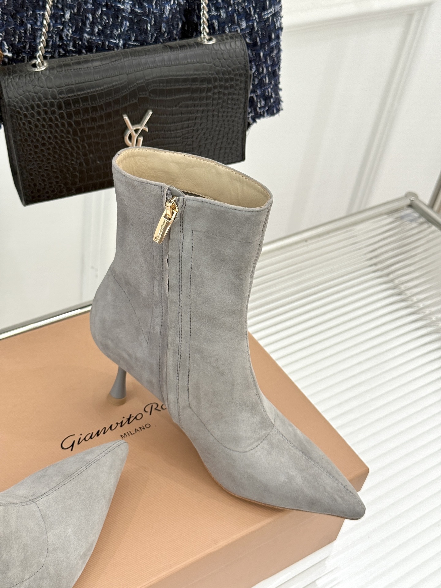 Gianvitorossi25WF秋冬新品侧拉链尖头高跟短靴当极简美学邂逅意式匠心这款短靴就此成为你鞋柜