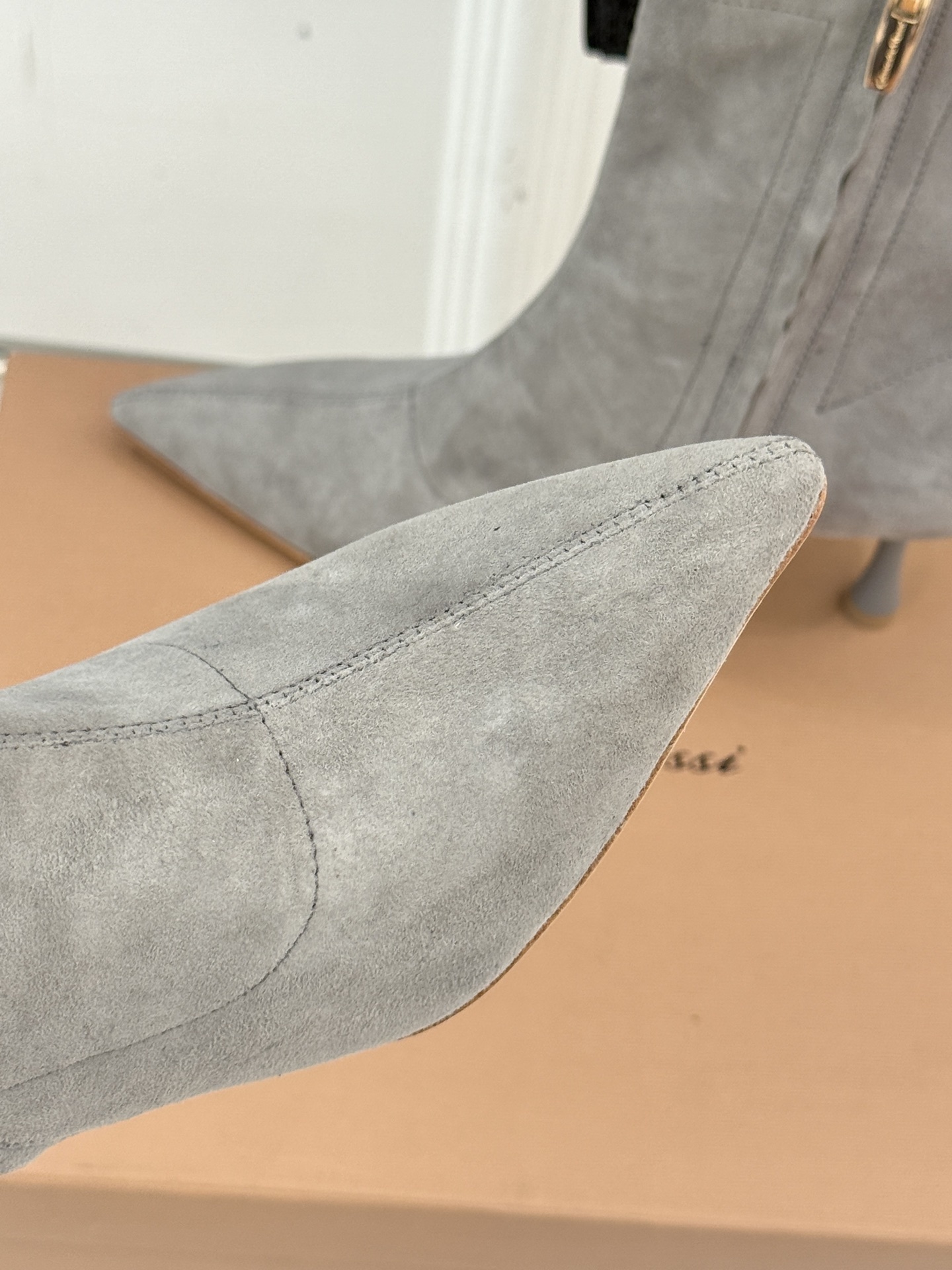 Gianvitorossi25WF秋冬新品侧拉链尖头高跟短靴当极简美学邂逅意式匠心这款短靴就此成为你鞋柜