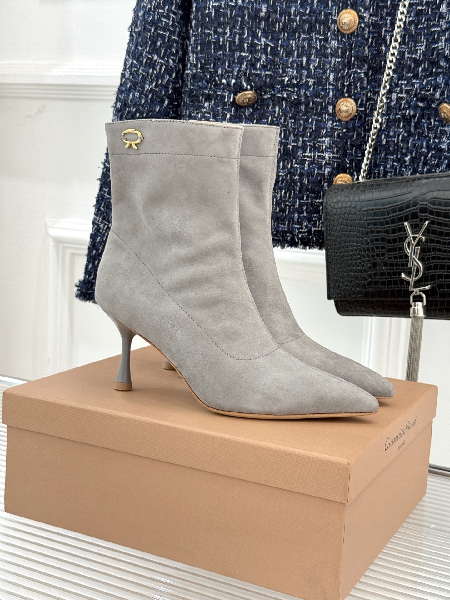 Gianvitorossi25WF秋冬新品侧拉链尖头高跟短靴当极简美学邂逅意式匠心这款短靴就此成为你鞋柜