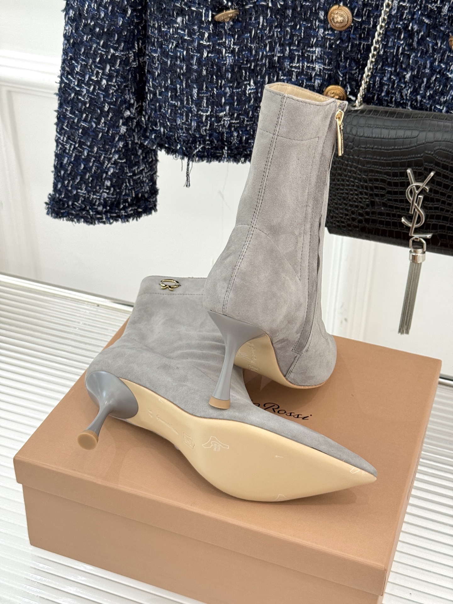 Gianvitorossi25WF秋冬新品侧拉链尖头高跟短靴当极简美学邂逅意式匠心这款短靴就此成为你鞋柜