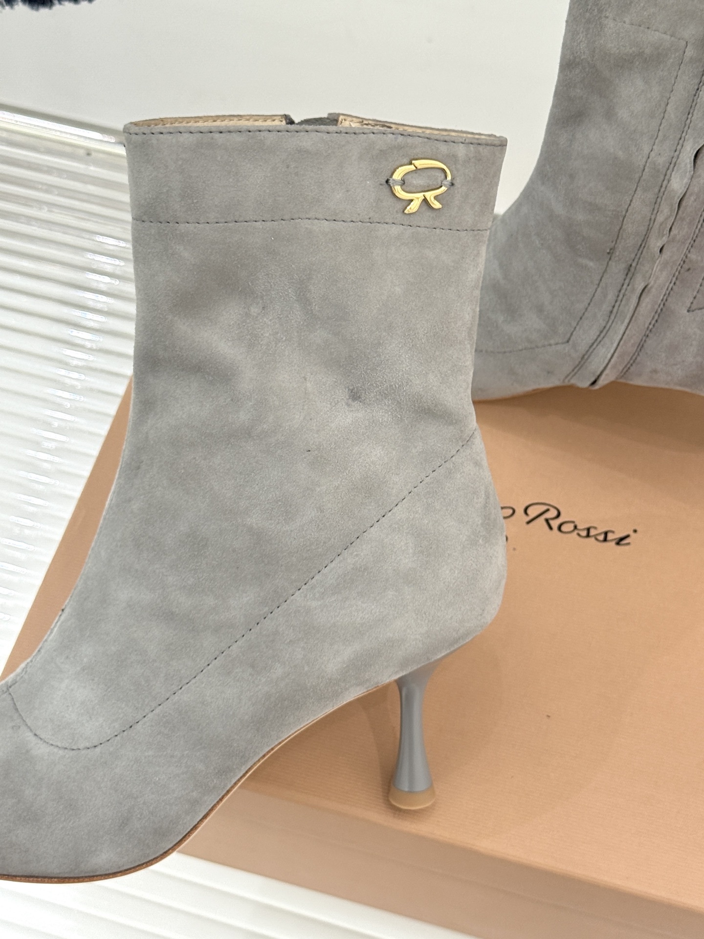 Gianvitorossi25WF秋冬新品侧拉链尖头高跟短靴当极简美学邂逅意式匠心这款短靴就此成为你鞋柜
