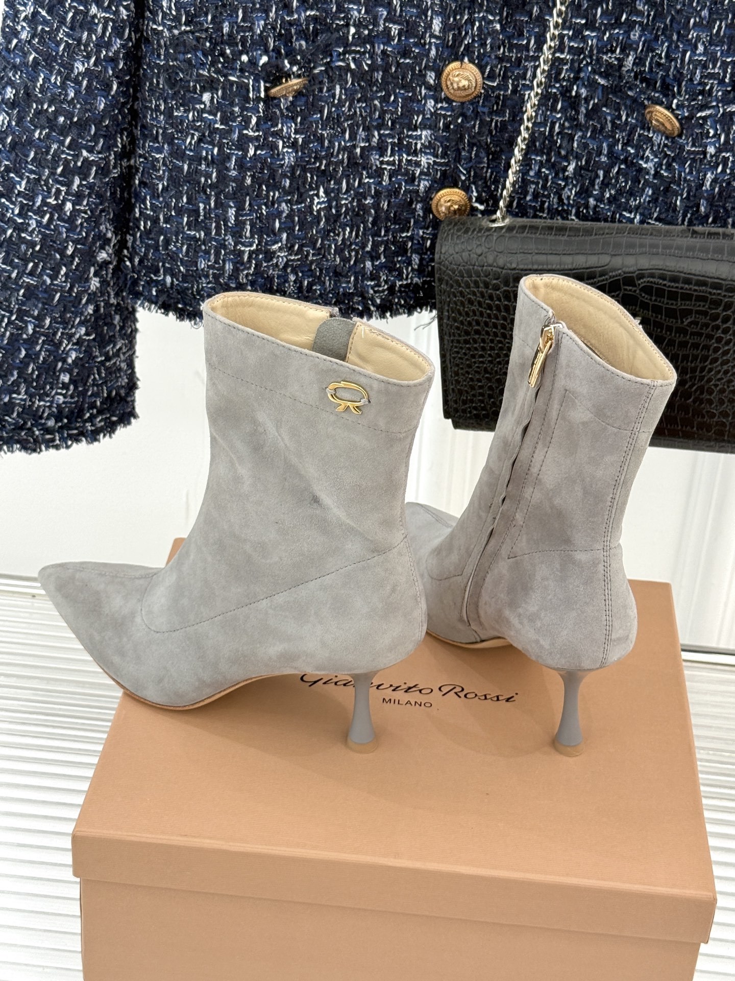 Gianvitorossi25WF秋冬新品侧拉链尖头高跟短靴当极简美学邂逅意式匠心这款短靴就此成为你鞋柜