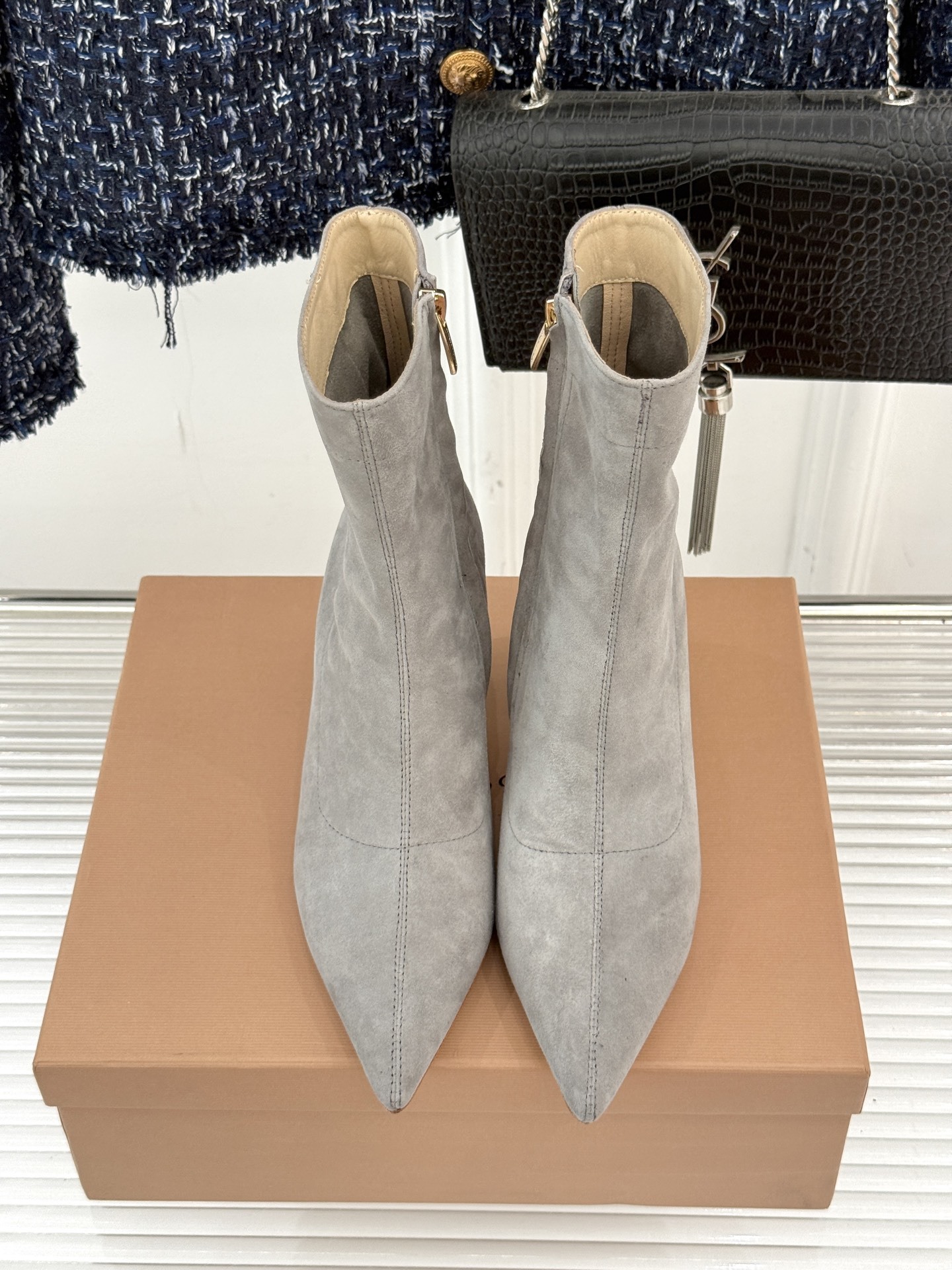 Gianvitorossi25WF秋冬新品侧拉链尖头高跟短靴当极简美学邂逅意式匠心这款短靴就此成为你鞋柜