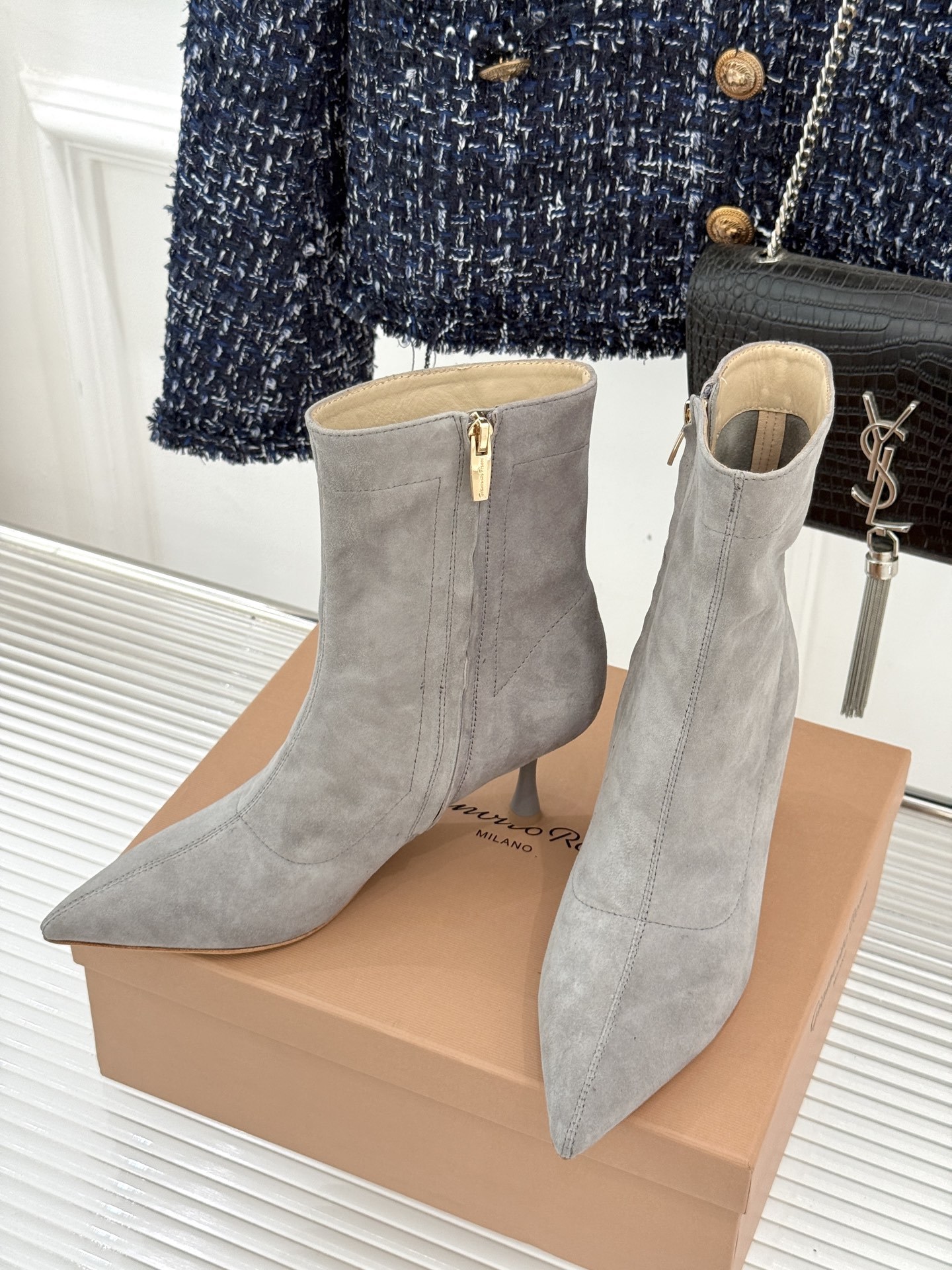 Gianvitorossi25WF秋冬新品侧拉链尖头高跟短靴当极简美学邂逅意式匠心这款短靴就此成为你鞋柜