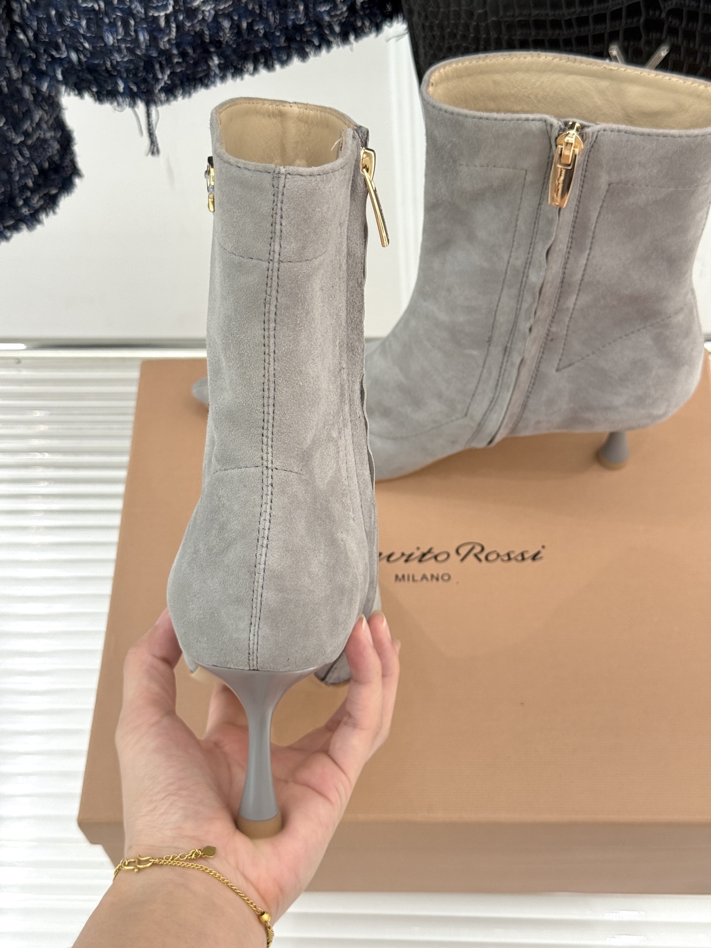 Gianvitorossi25WF秋冬新品侧拉链尖头高跟短靴当极简美学邂逅意式匠心这款短靴就此成为你鞋柜