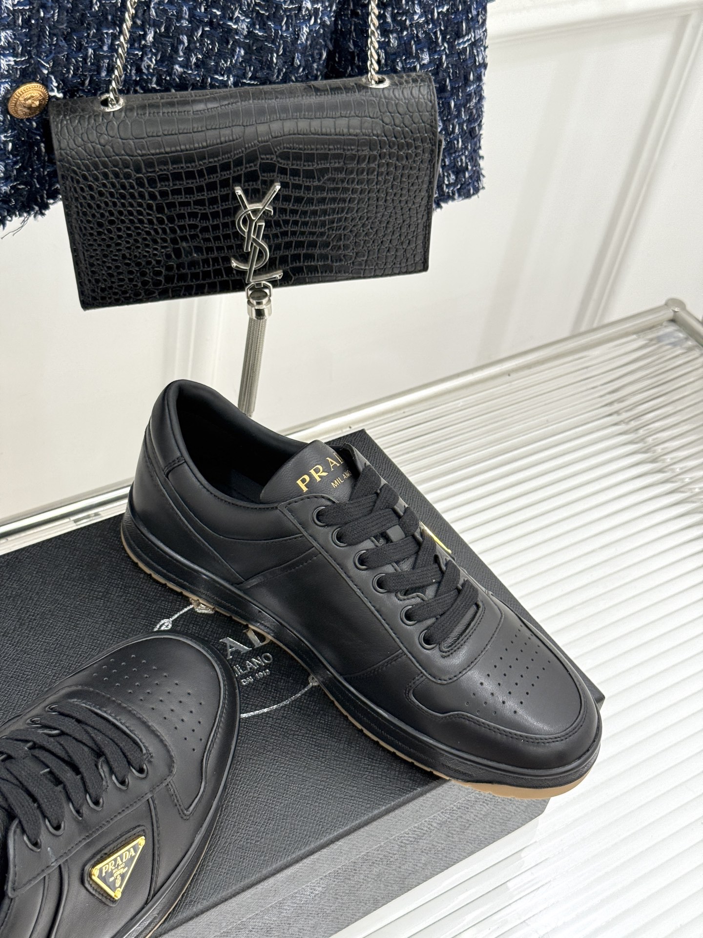 Prada/普拉达经典金属三角标情侣款小白鞋官宣！这对情侣鞋就是甜蜜出街“神搭子”标志性涂珐琅金属三角标