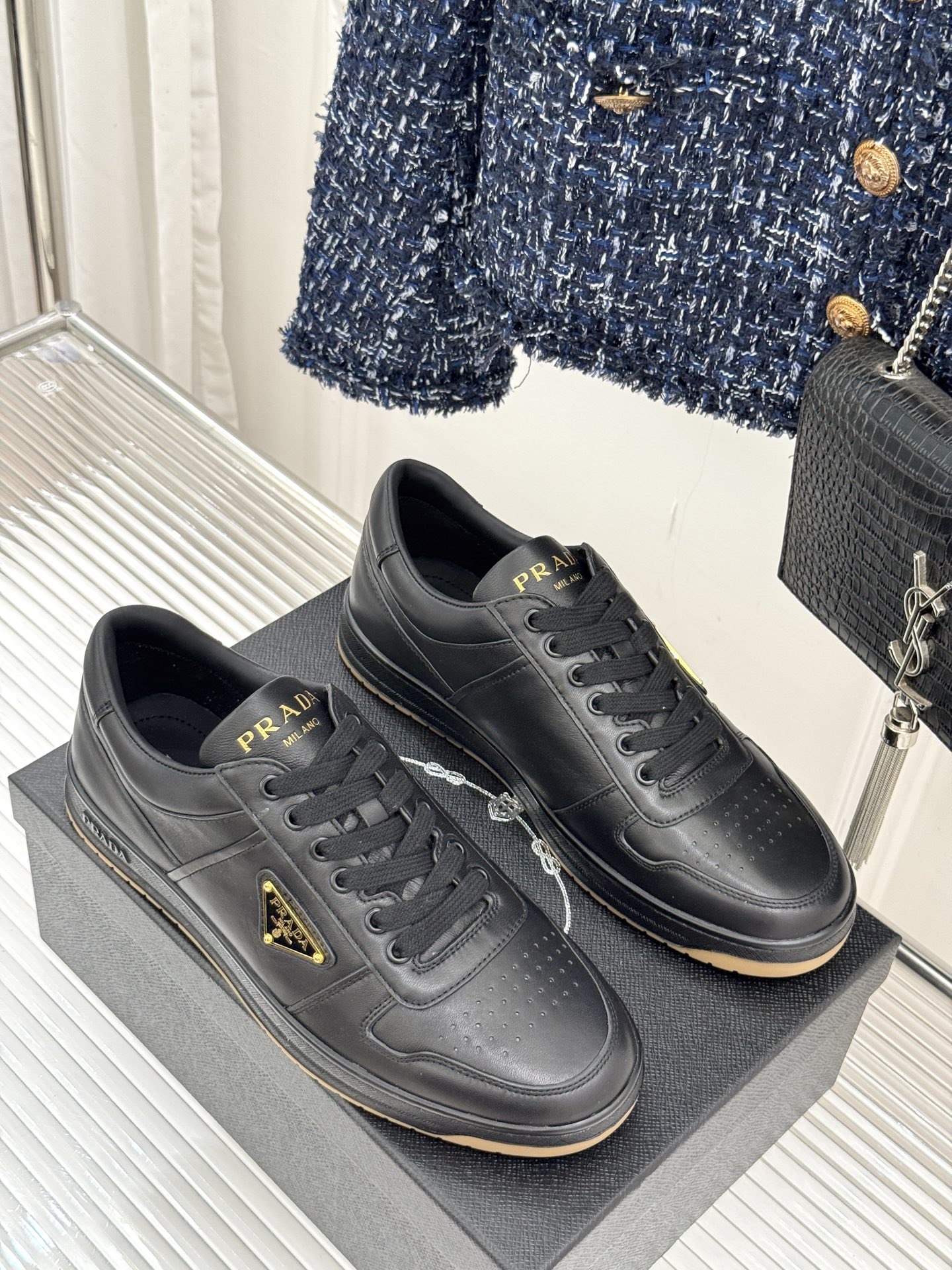Prada/普拉达经典金属三角标情侣款小白鞋官宣！这对情侣鞋就是甜蜜出街“神搭子”标志性涂珐琅金属三角标