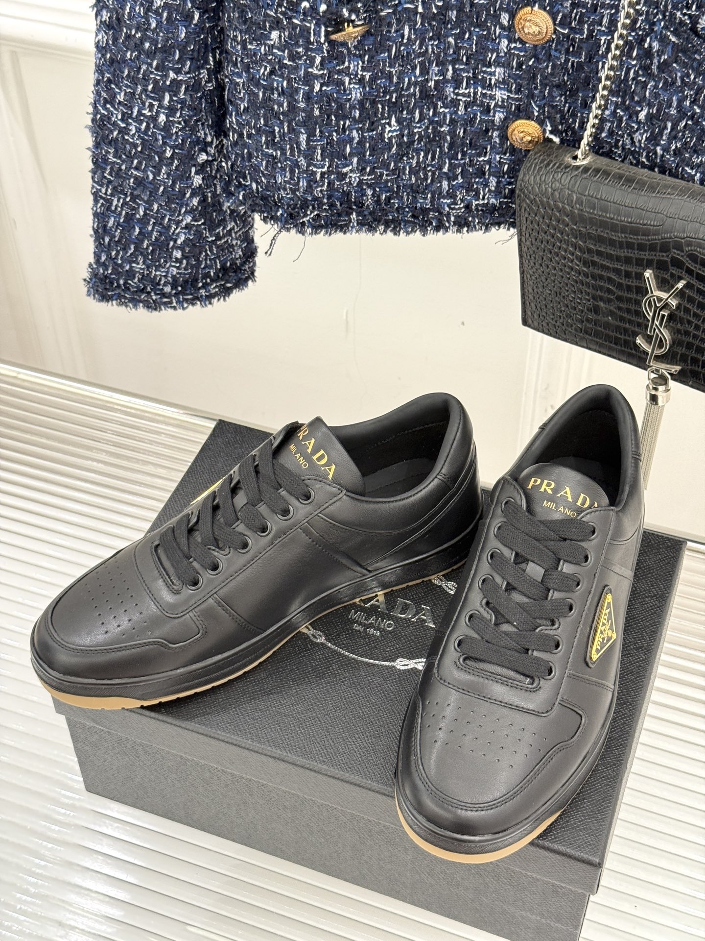 Prada/普拉达经典金属三角标情侣款小白鞋官宣！这对情侣鞋就是甜蜜出街“神搭子”标志性涂珐琅金属三角标