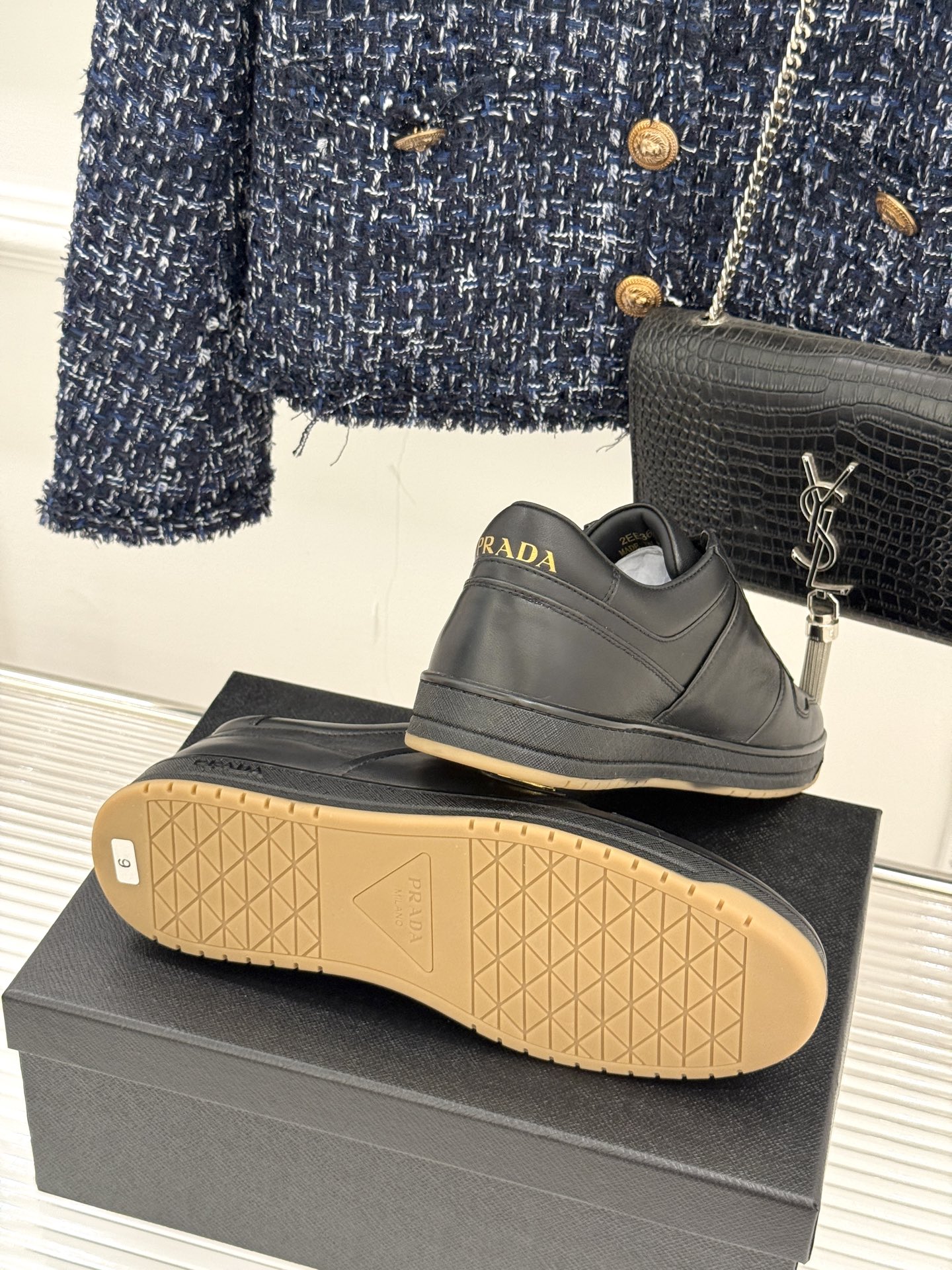 Prada/普拉达经典金属三角标情侣款小白鞋官宣！这对情侣鞋就是甜蜜出街“神搭子”标志性涂珐琅金属三角标