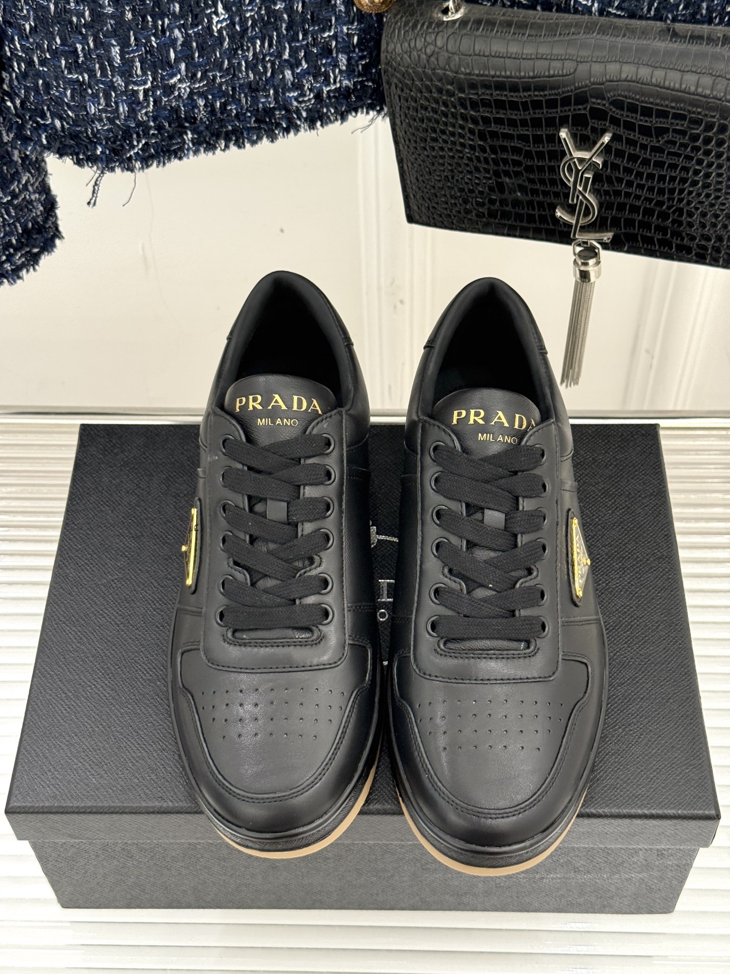 Prada/普拉达经典金属三角标情侣款小白鞋官宣！这对情侣鞋就是甜蜜出街“神搭子”标志性涂珐琅金属三角标