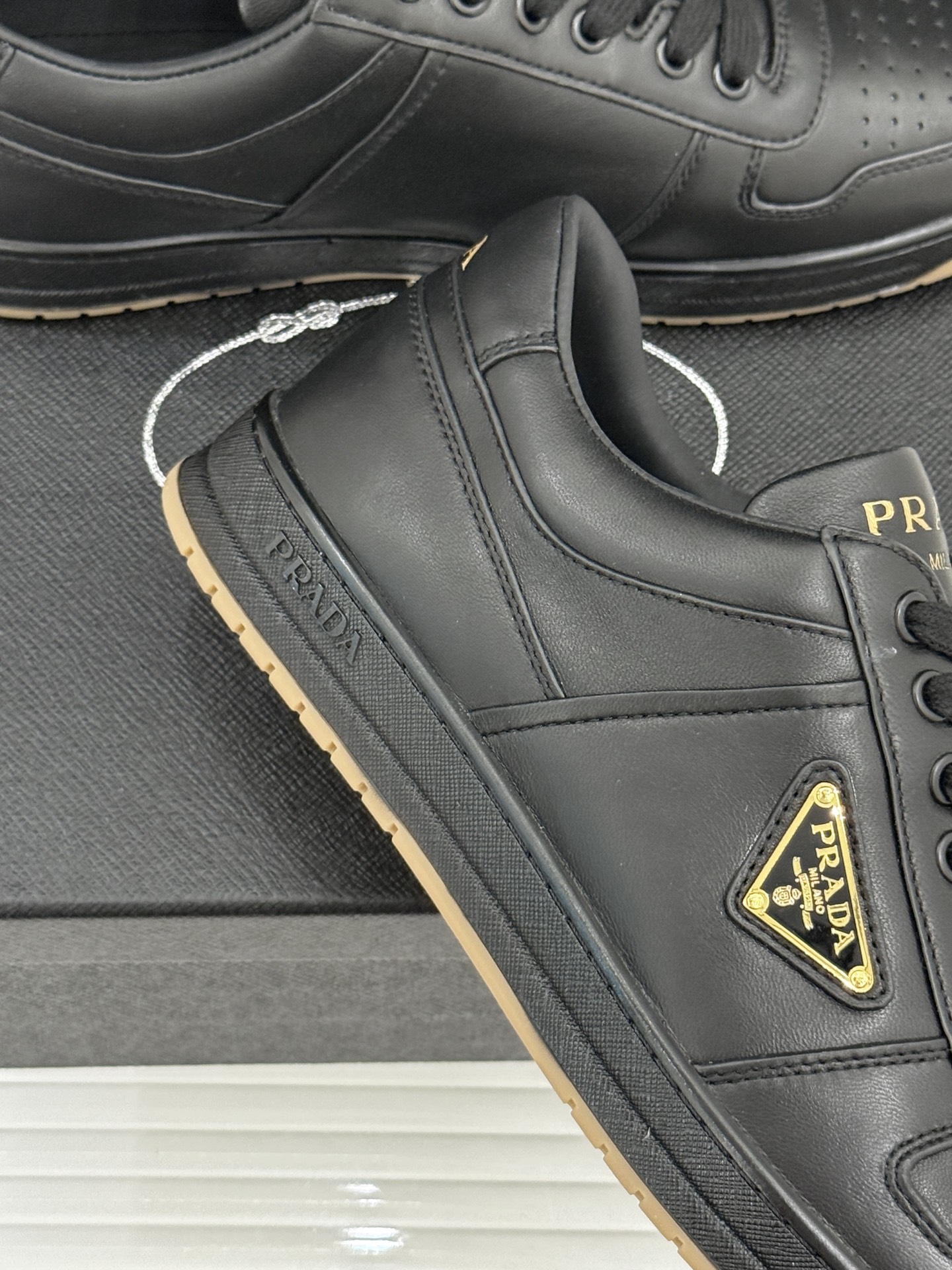 Prada/普拉达经典金属三角标情侣款小白鞋官宣！这对情侣鞋就是甜蜜出街“神搭子”标志性涂珐琅金属三角标