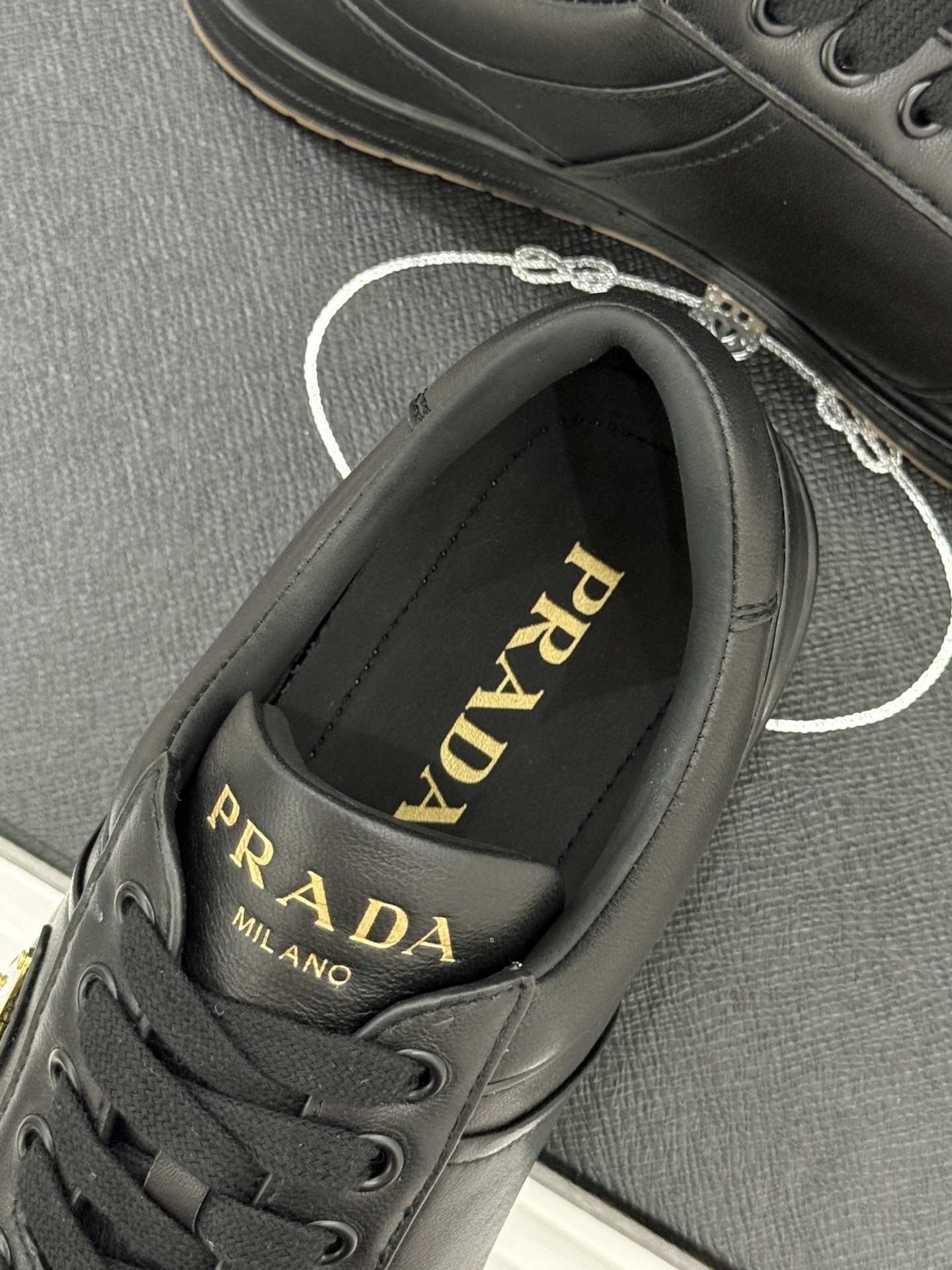 Prada/普拉达经典金属三角标情侣款小白鞋官宣！这对情侣鞋就是甜蜜出街“神搭子”标志性涂珐琅金属三角标