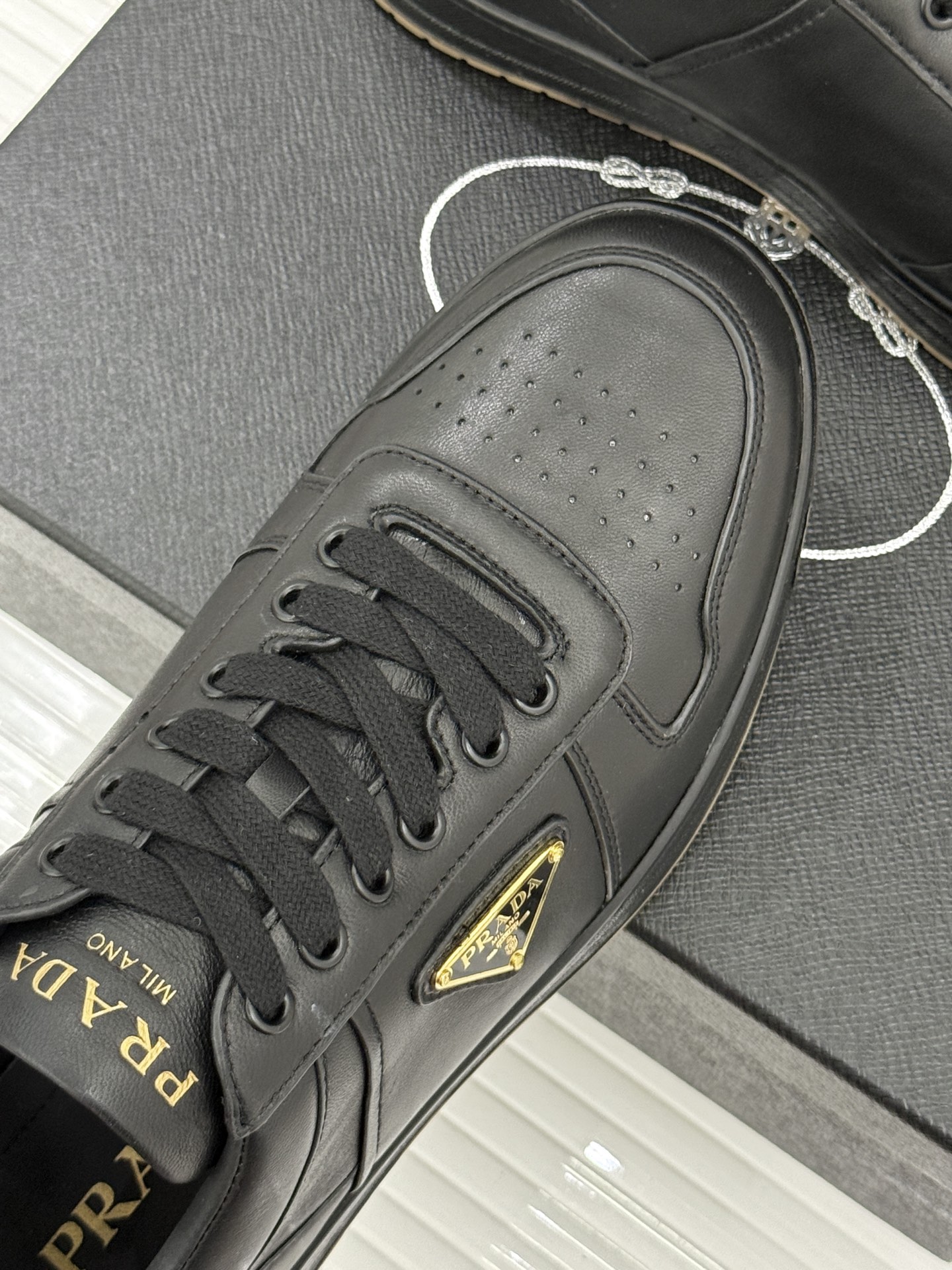 Prada/普拉达经典金属三角标情侣款小白鞋官宣！这对情侣鞋就是甜蜜出街“神搭子”标志性涂珐琅金属三角标