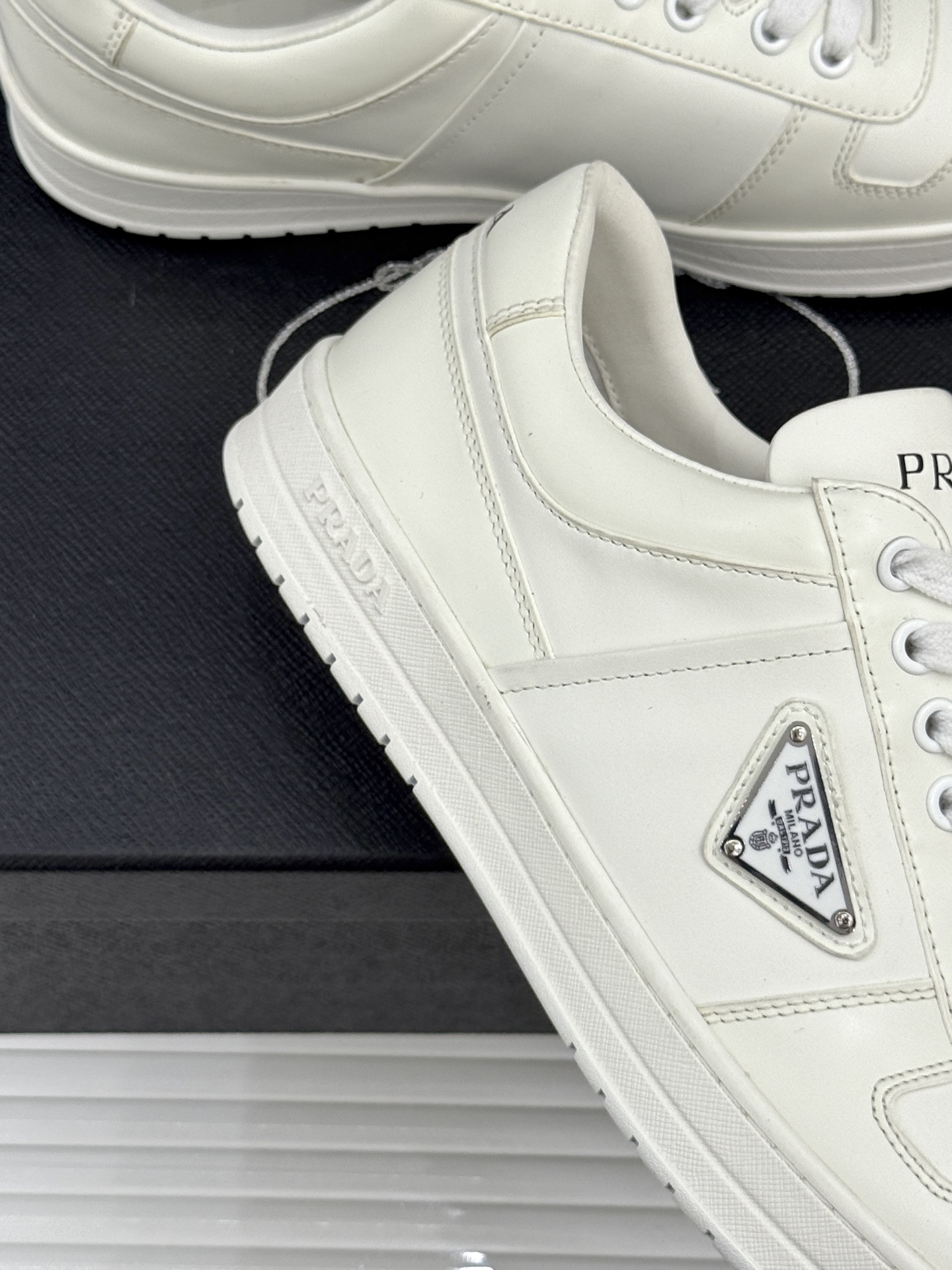 Prada/普拉达经典金属三角标情侣款小白鞋官宣！这对情侣鞋就是甜蜜出街“神搭子”标志性涂珐琅金属三角标