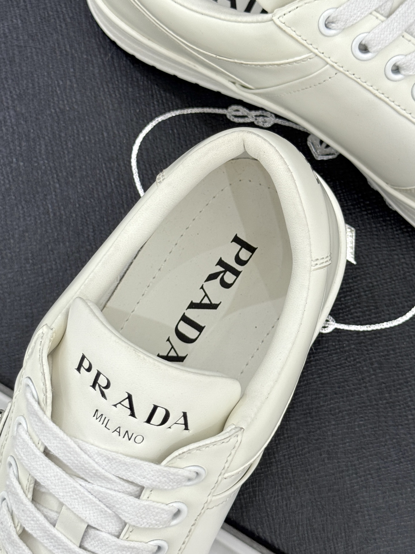 Prada/普拉达经典金属三角标情侣款小白鞋官宣！这对情侣鞋就是甜蜜出街“神搭子”标志性涂珐琅金属三角标