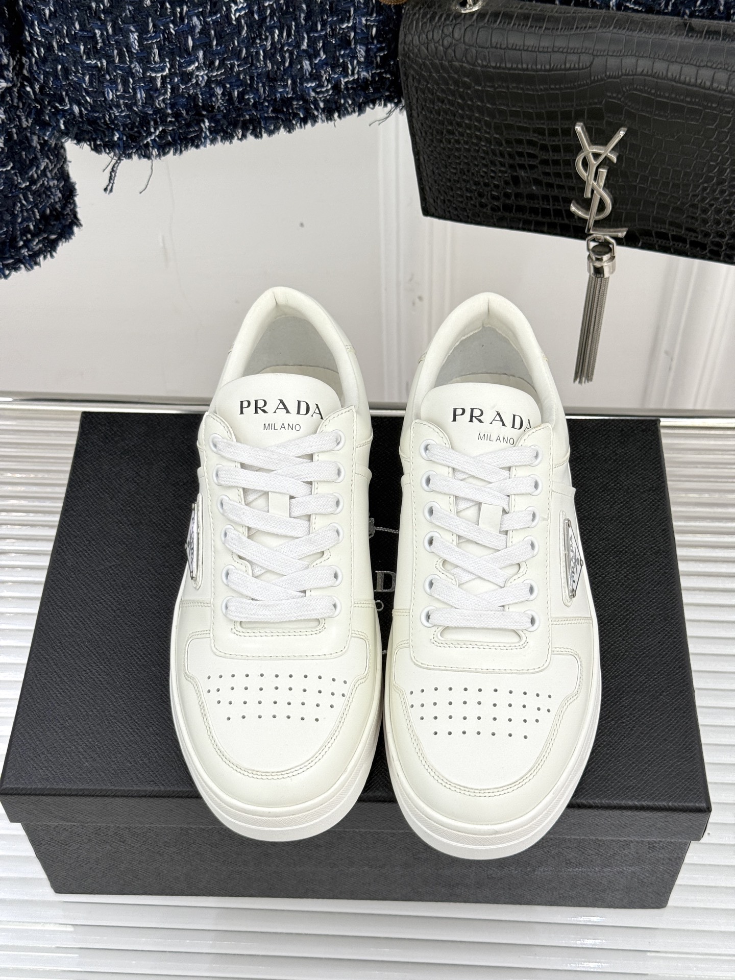 Prada/普拉达经典金属三角标情侣款小白鞋官宣！这对情侣鞋就是甜蜜出街“神搭子”标志性涂珐琅金属三角标