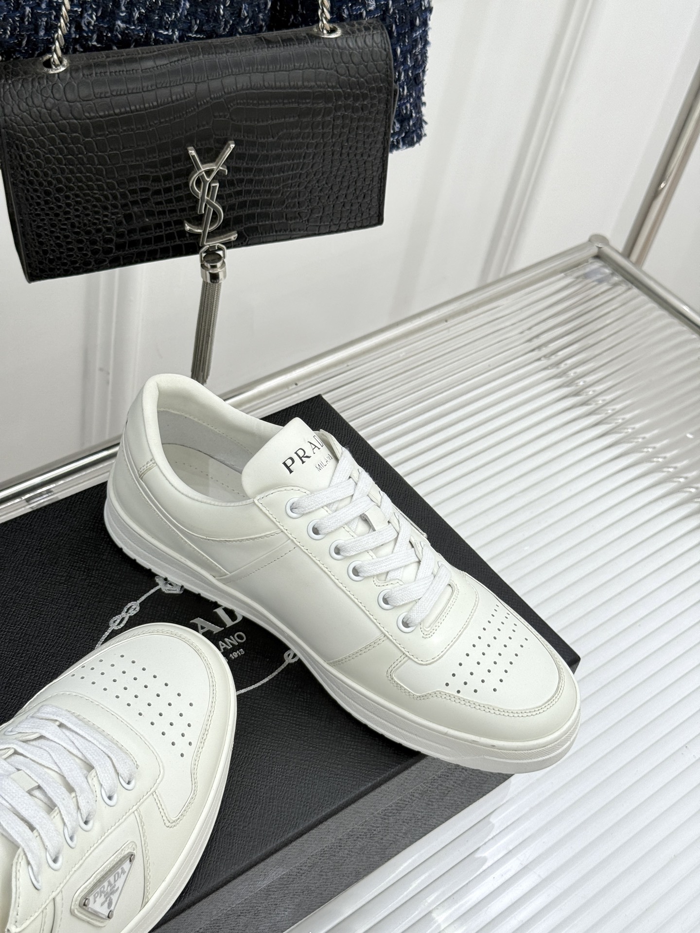 Prada/普拉达经典金属三角标情侣款小白鞋官宣！这对情侣鞋就是甜蜜出街“神搭子”标志性涂珐琅金属三角标