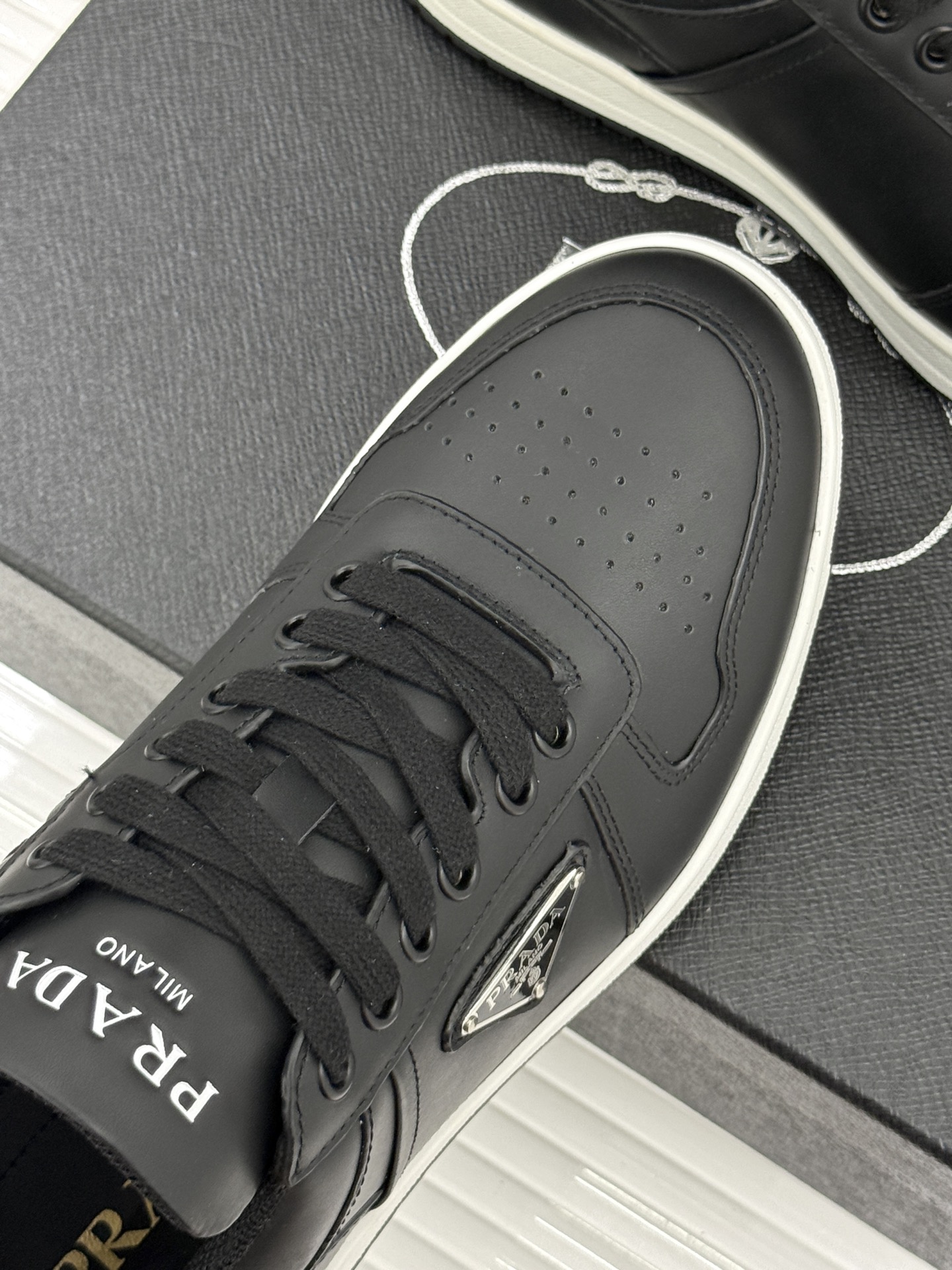 Prada/普拉达经典金属三角标情侣款小白鞋官宣！这对情侣鞋就是甜蜜出街“神搭子”标志性涂珐琅金属三角标
