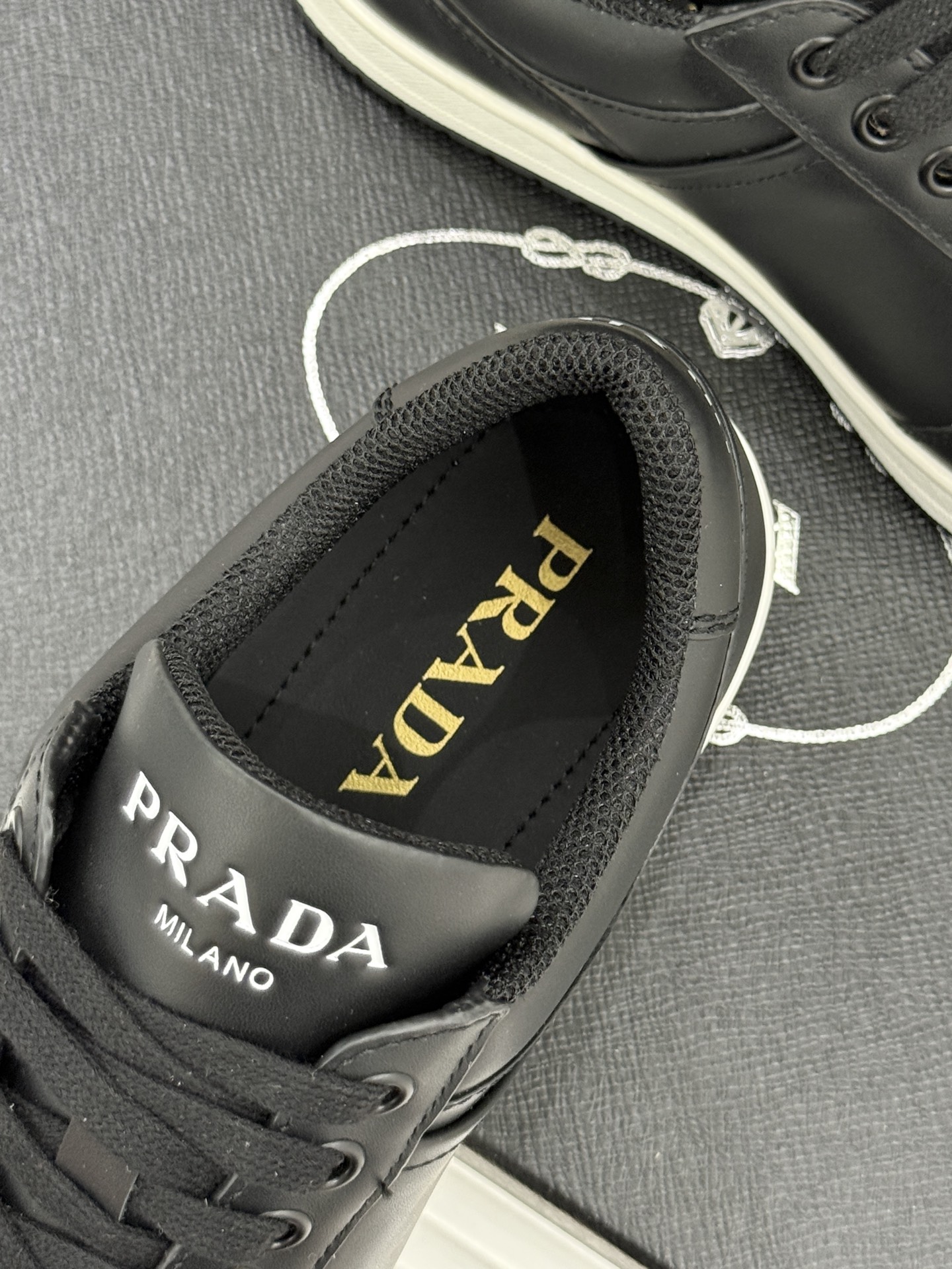 Prada/普拉达经典金属三角标情侣款小白鞋官宣！这对情侣鞋就是甜蜜出街“神搭子”标志性涂珐琅金属三角标