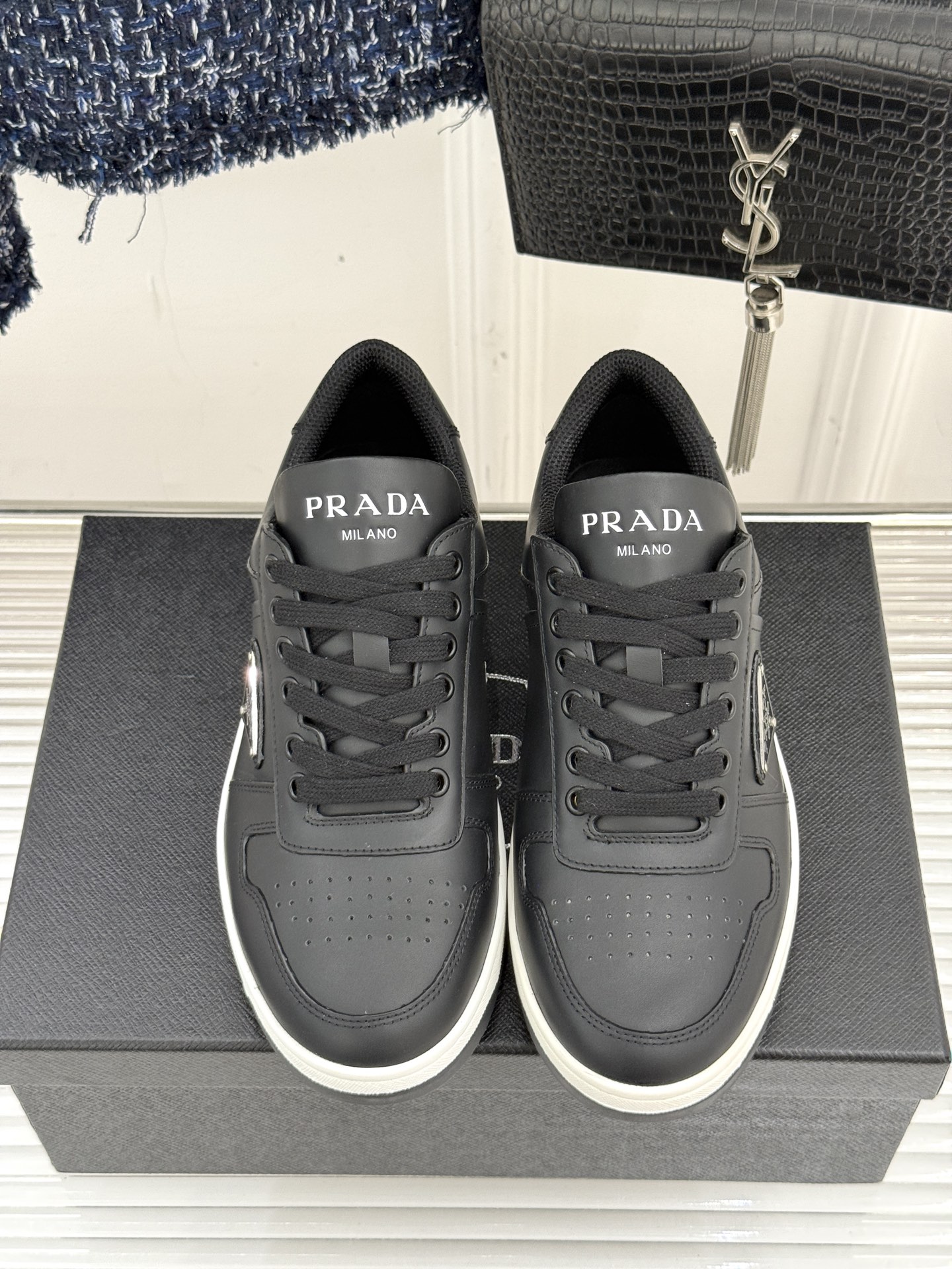 Prada/普拉达经典金属三角标情侣款小白鞋官宣！这对情侣鞋就是甜蜜出街“神搭子”标志性涂珐琅金属三角标