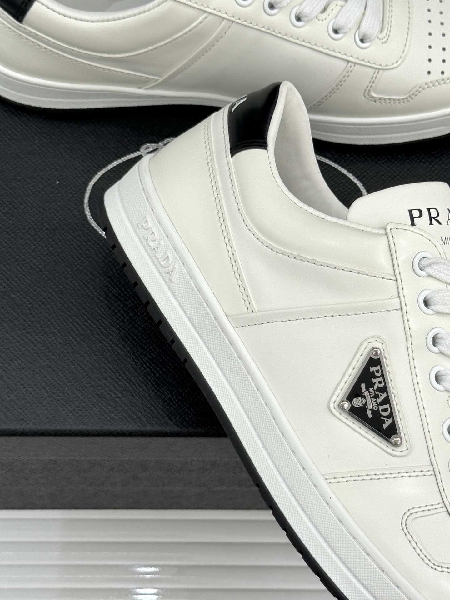 Prada/普拉达经典金属三角标情侣款小白鞋官宣！这对情侣鞋就是甜蜜出街“神搭子”标志性涂珐琅金属三角标