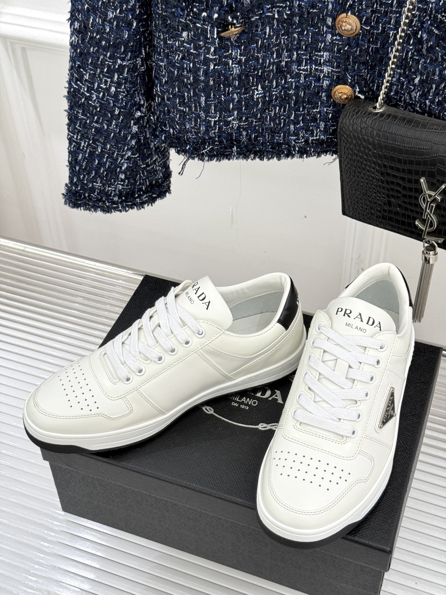 Prada/普拉达经典金属三角标情侣款小白鞋官宣！这对情侣鞋就是甜蜜出街“神搭子”标志性涂珐琅金属三角标