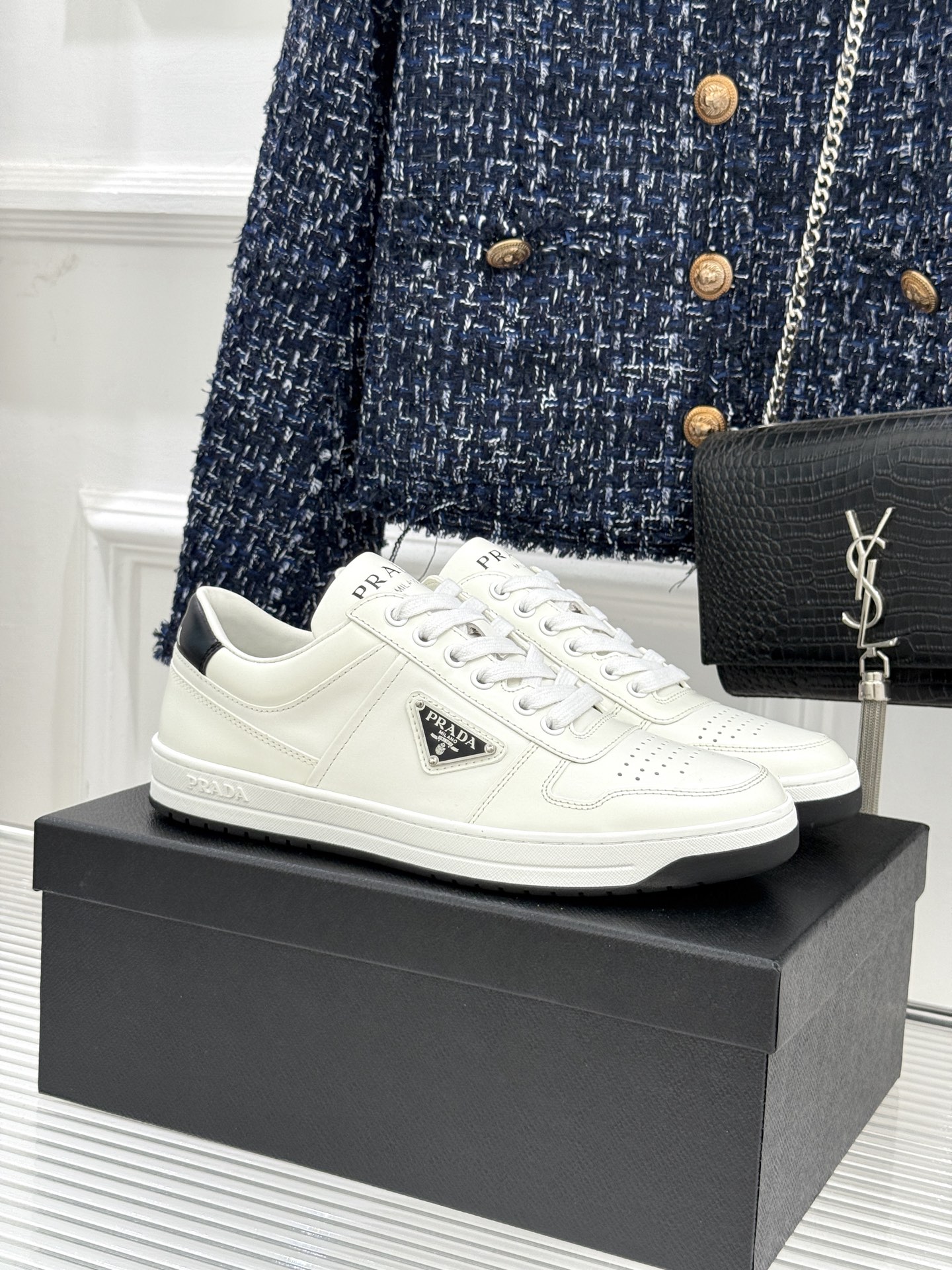 Prada/普拉达经典金属三角标情侣款小白鞋官宣！这对情侣鞋就是甜蜜出街“神搭子”标志性涂珐琅金属三角标