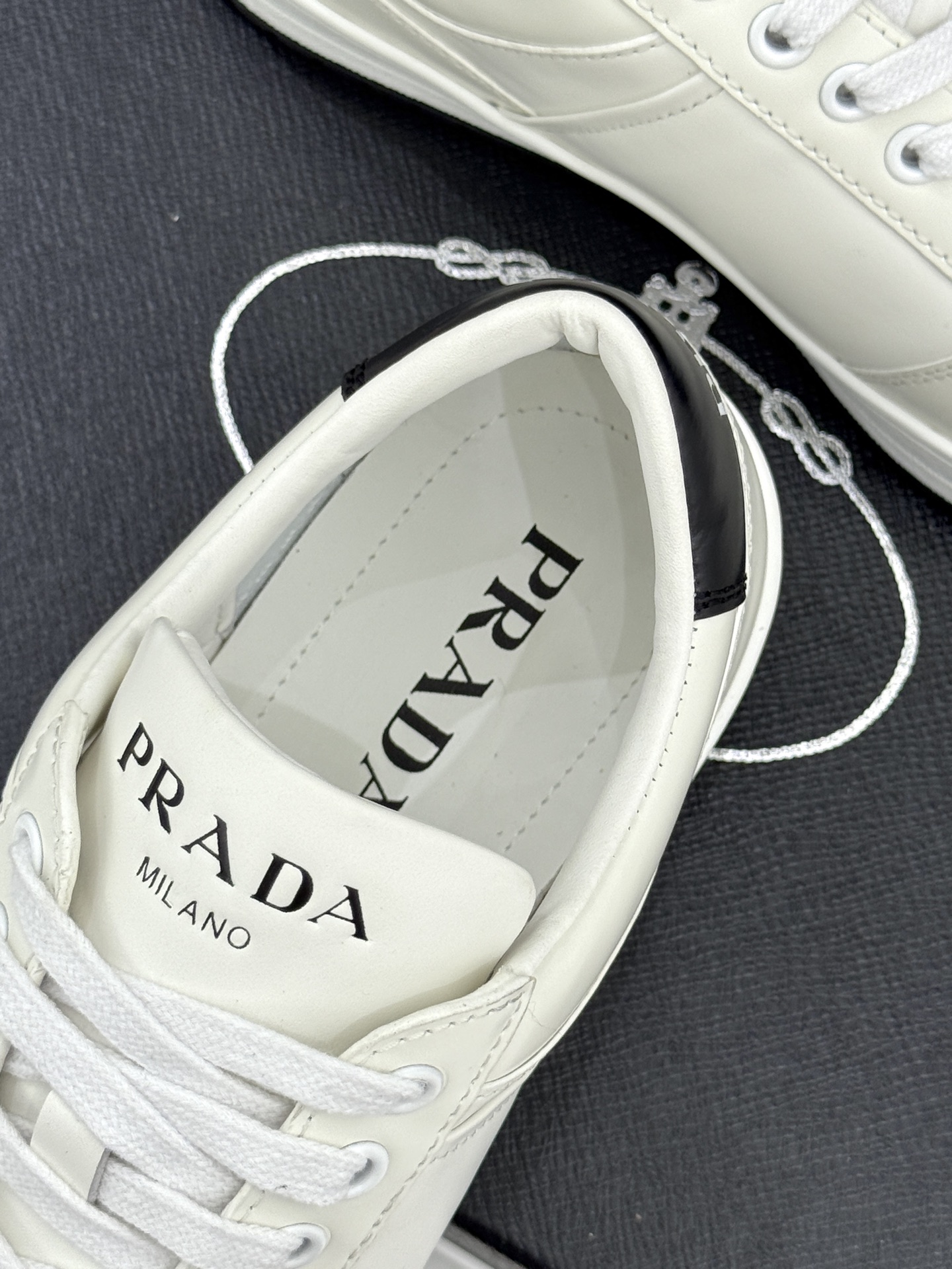 Prada/普拉达经典金属三角标情侣款小白鞋官宣！这对情侣鞋就是甜蜜出街“神搭子”标志性涂珐琅金属三角标