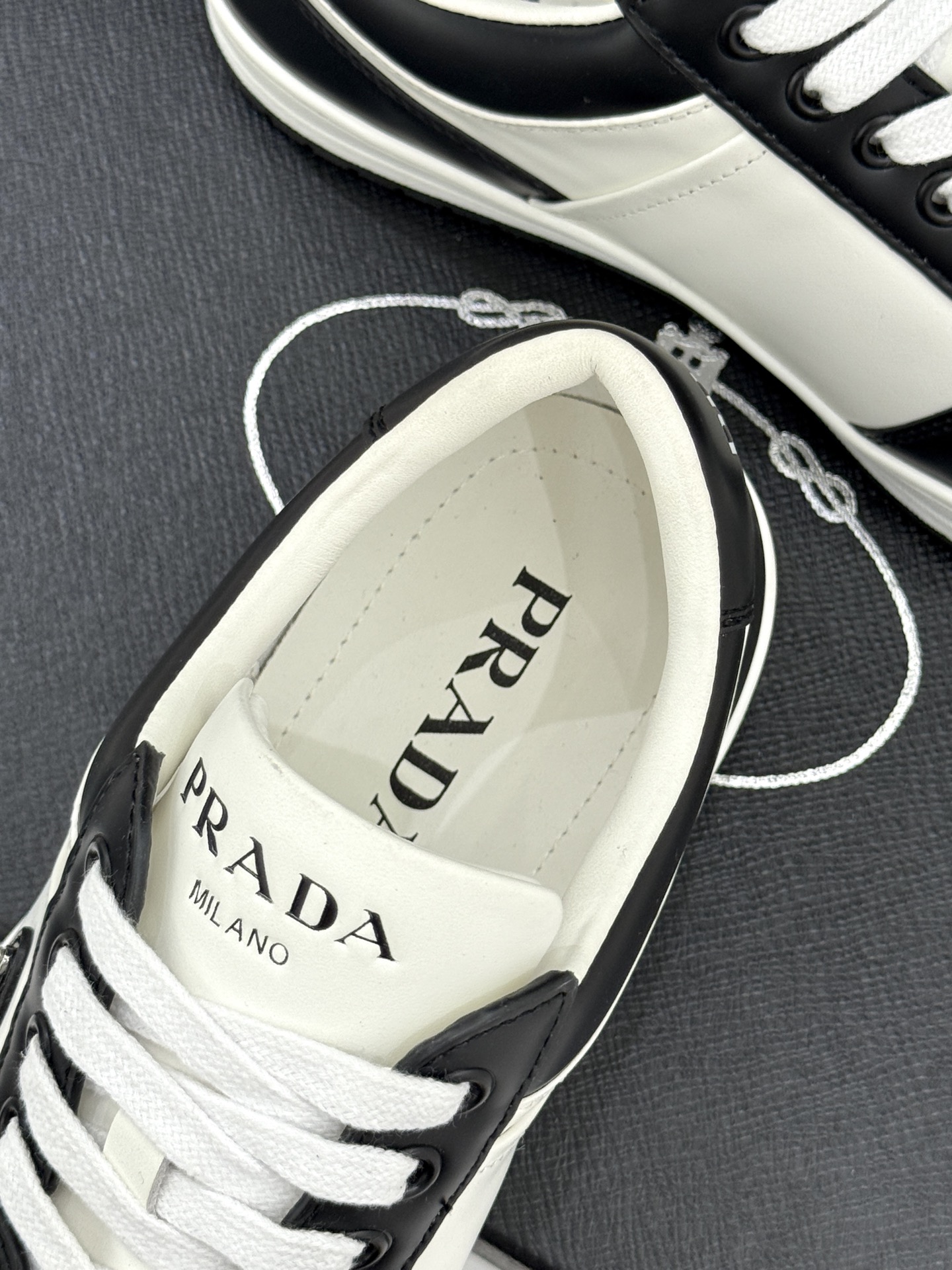 Prada/普拉达经典金属三角标情侣款小白鞋官宣！这对情侣鞋就是甜蜜出街“神搭子”标志性涂珐琅金属三角标