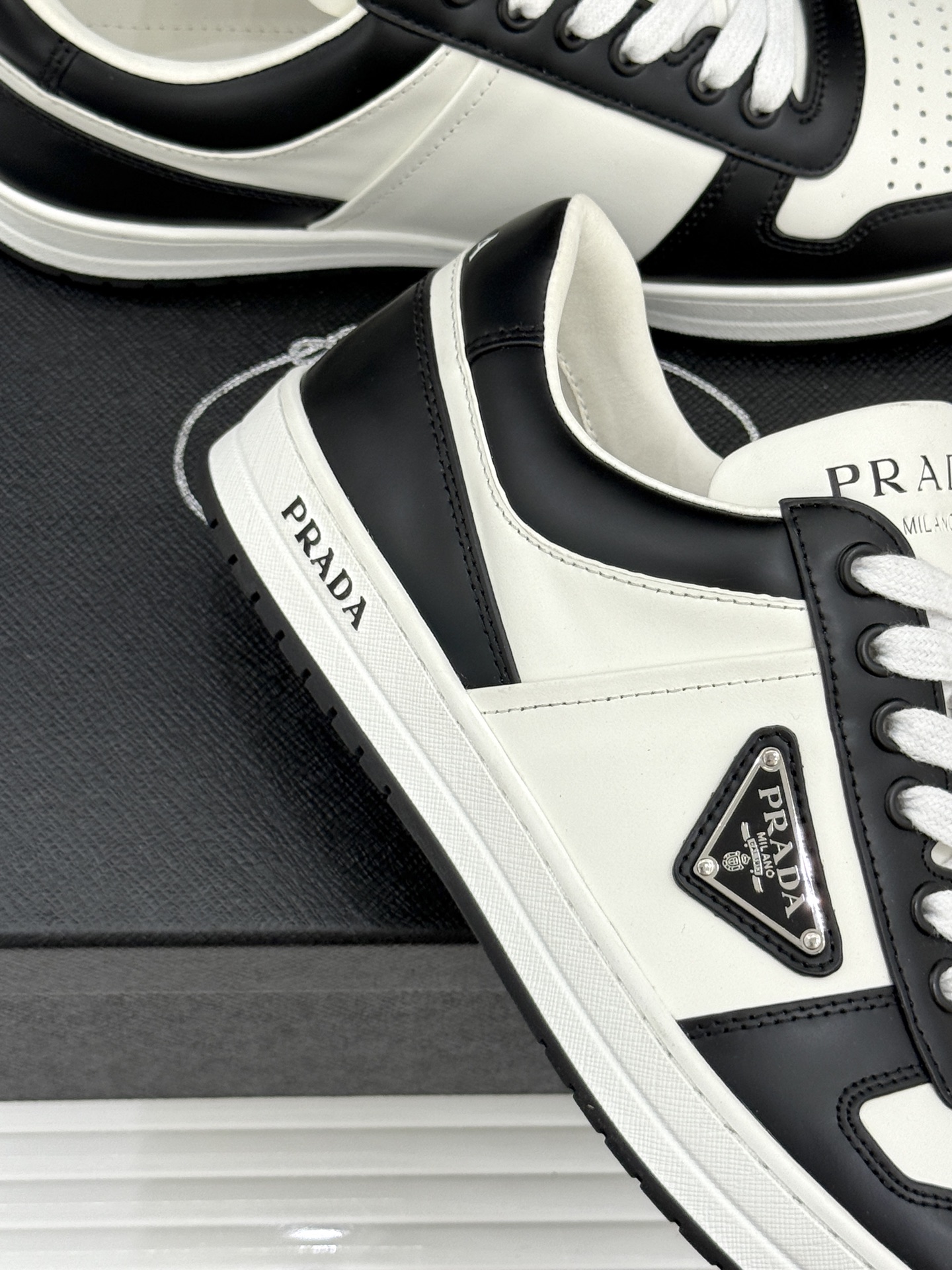 Prada/普拉达经典金属三角标情侣款小白鞋官宣！这对情侣鞋就是甜蜜出街“神搭子”标志性涂珐琅金属三角标