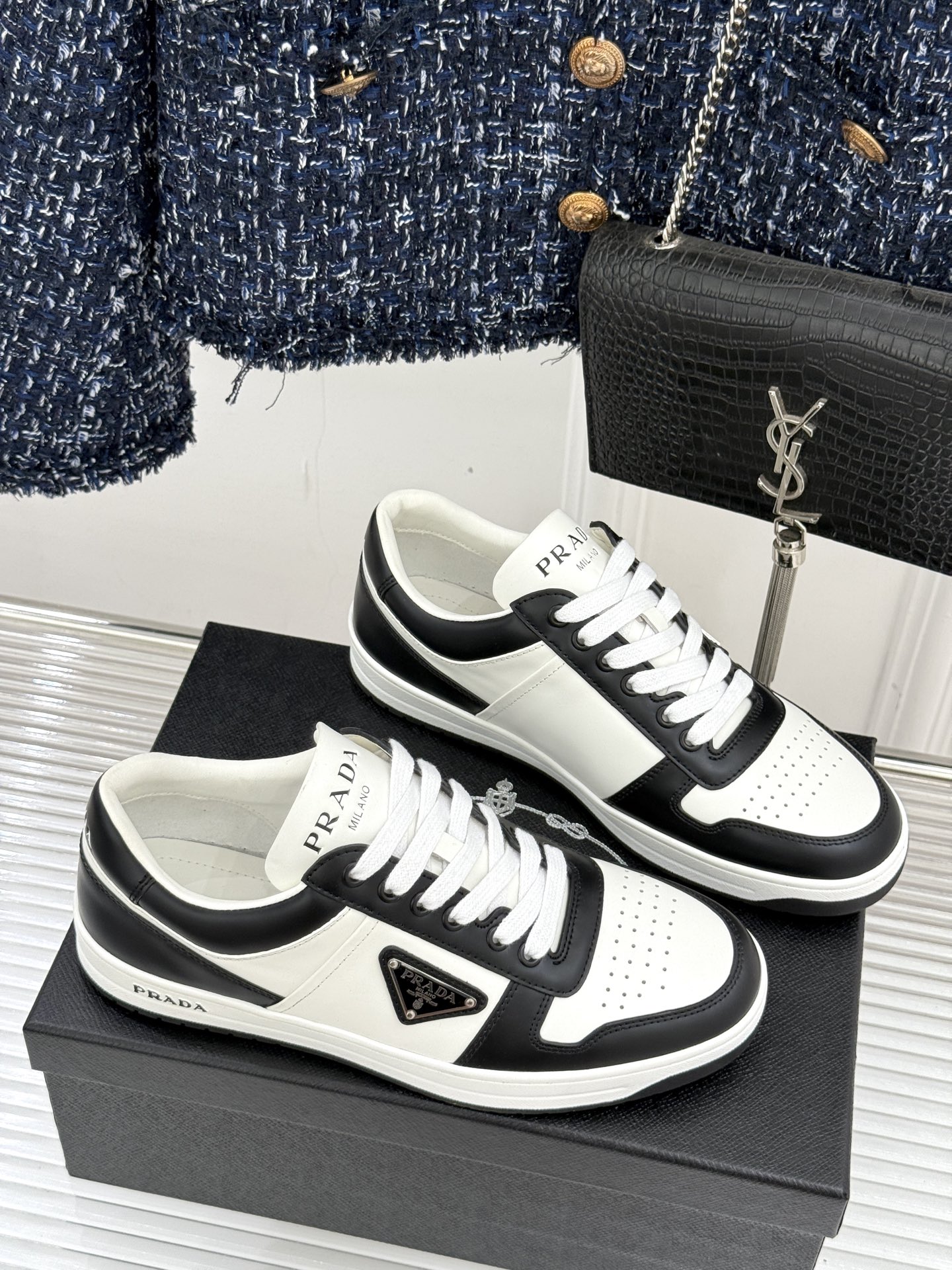 Prada/普拉达经典金属三角标情侣款小白鞋官宣！这对情侣鞋就是甜蜜出街“神搭子”标志性涂珐琅金属三角标