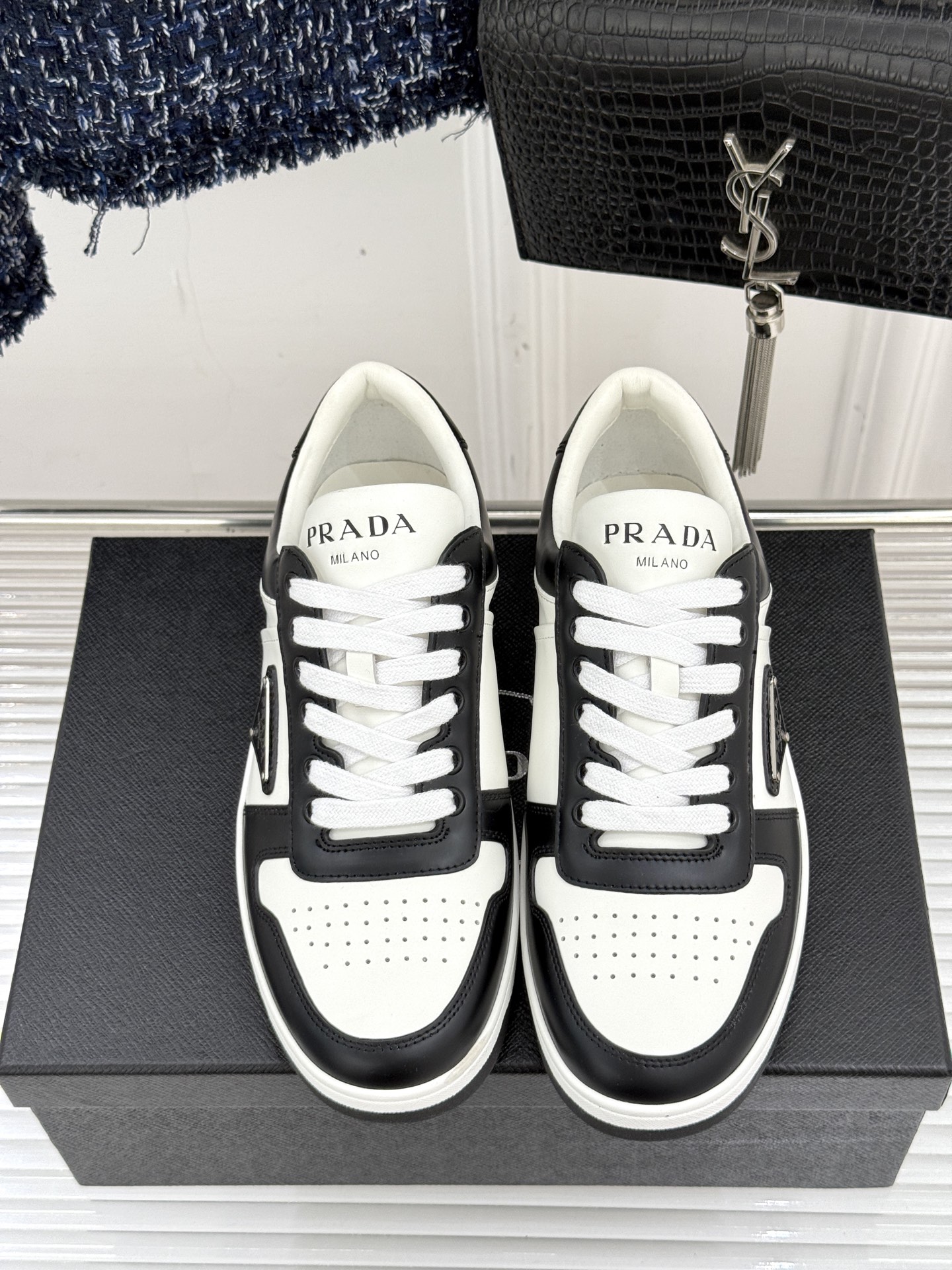 Prada/普拉达经典金属三角标情侣款小白鞋官宣！这对情侣鞋就是甜蜜出街“神搭子”标志性涂珐琅金属三角标