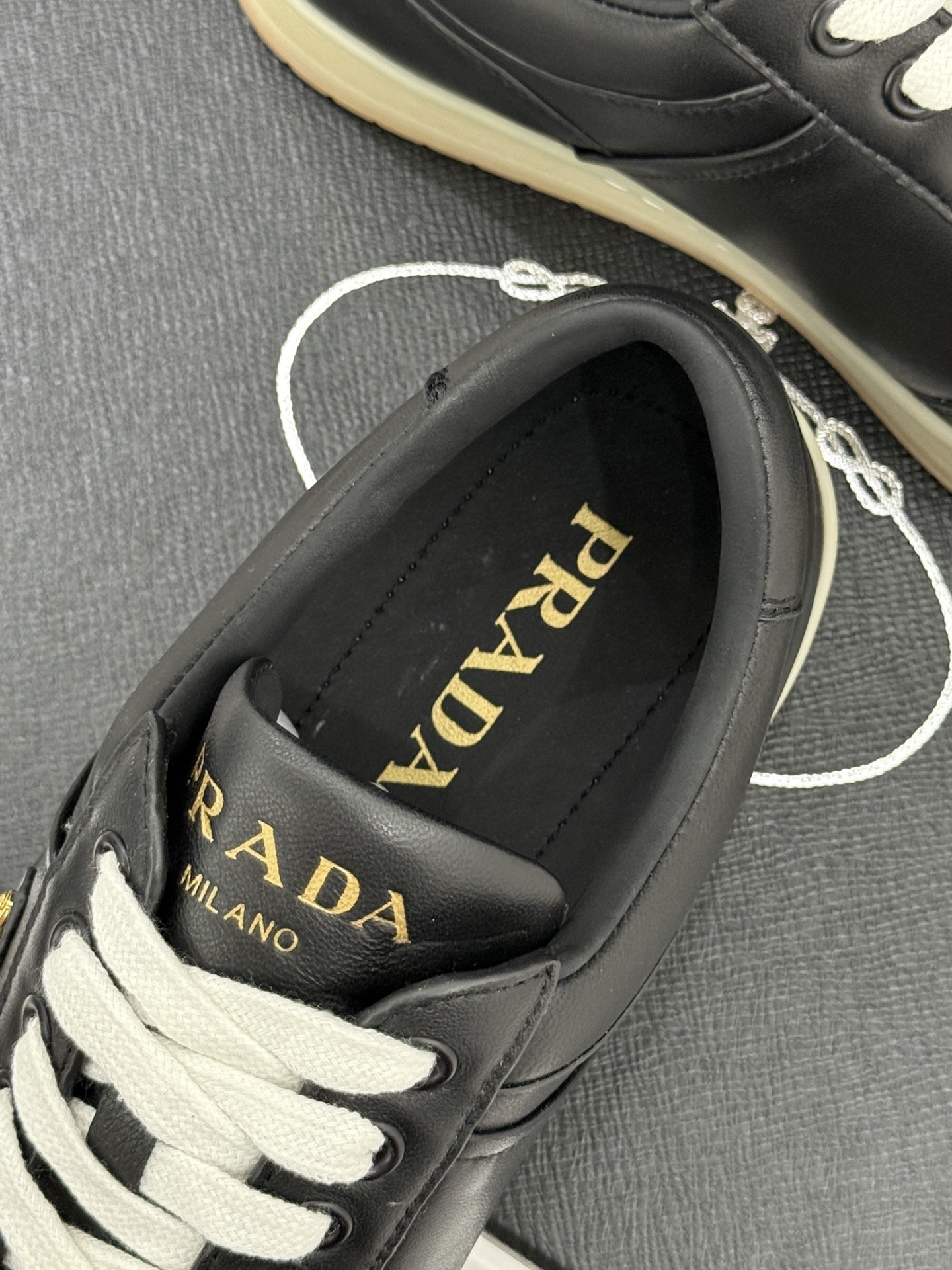 Prada/普拉达经典金属三角标情侣款小白鞋官宣！这对情侣鞋就是甜蜜出街“神搭子”标志性涂珐琅金属三角标