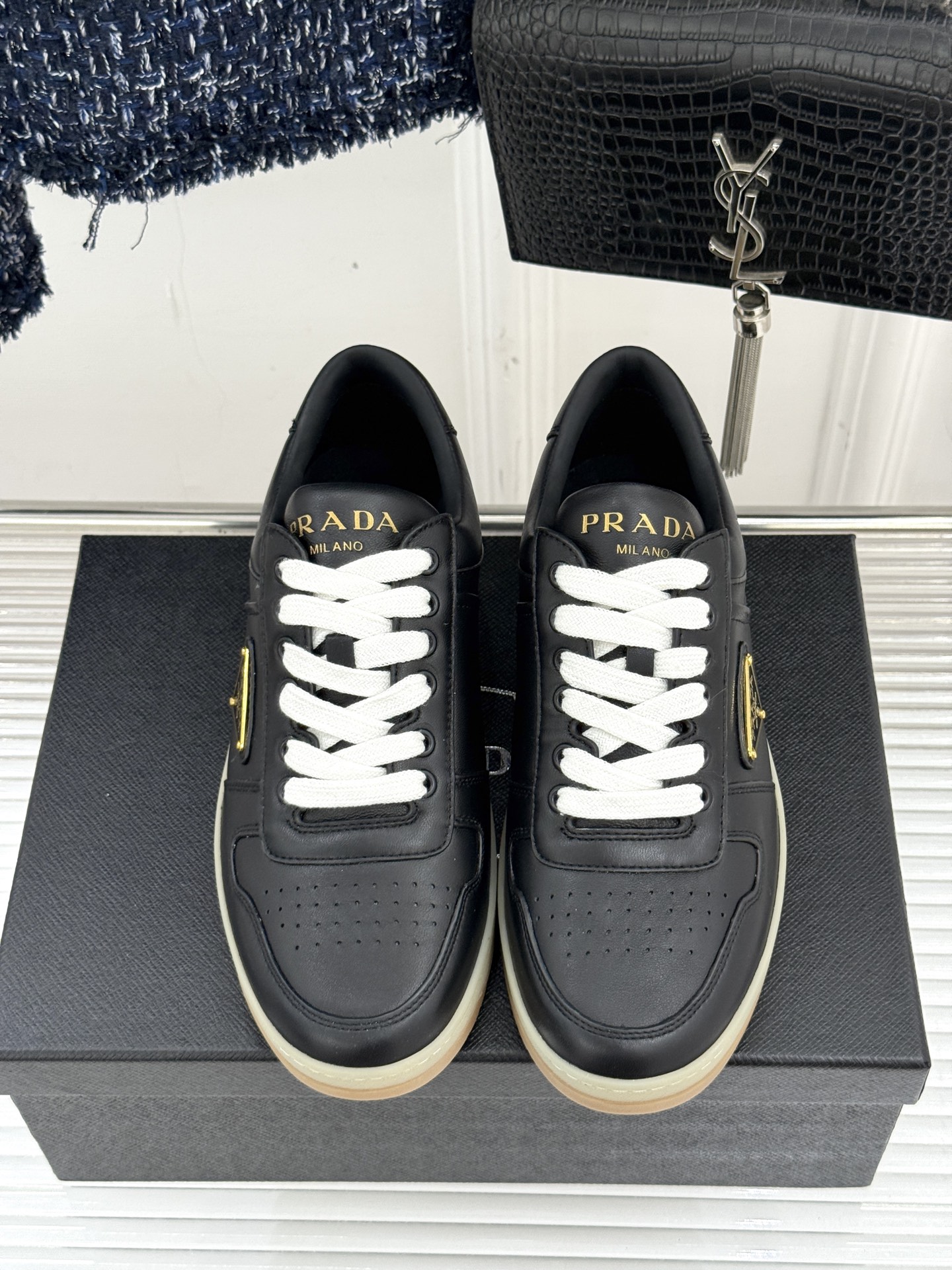 Prada/普拉达经典金属三角标情侣款小白鞋官宣！这对情侣鞋就是甜蜜出街“神搭子”标志性涂珐琅金属三角标