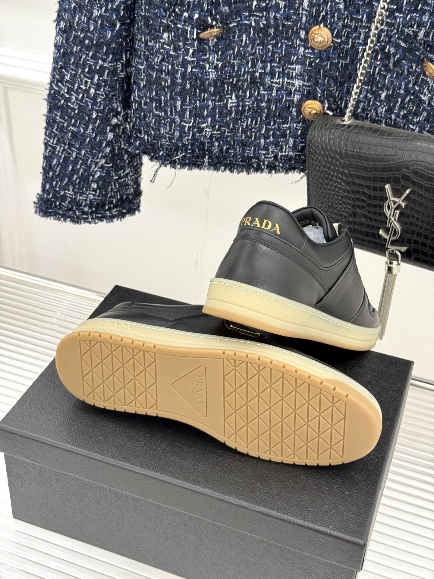 Prada/普拉达经典金属三角标情侣款小白鞋官宣！这对情侣鞋就是甜蜜出街“神搭子”标志性涂珐琅金属三角标