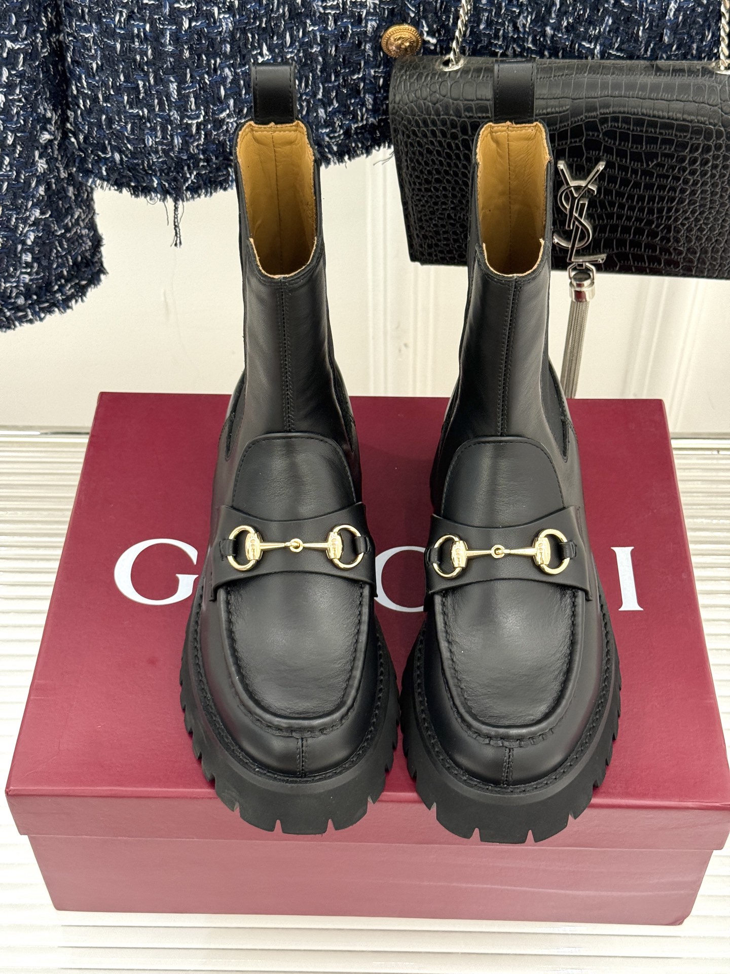 Gucci/古驰25WF秋冬新品马衔扣厚底切尔西短靴标志性马衔扣以浅金色调闪耀鞋面如同一匹骏马 在时尚的