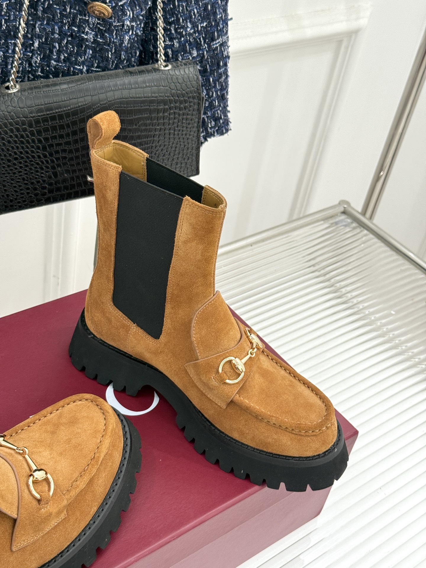 Gucci/古驰25WF秋冬新品马衔扣厚底切尔西短靴标志性马衔扣以浅金色调闪耀鞋面如同一匹骏马 在时尚的
