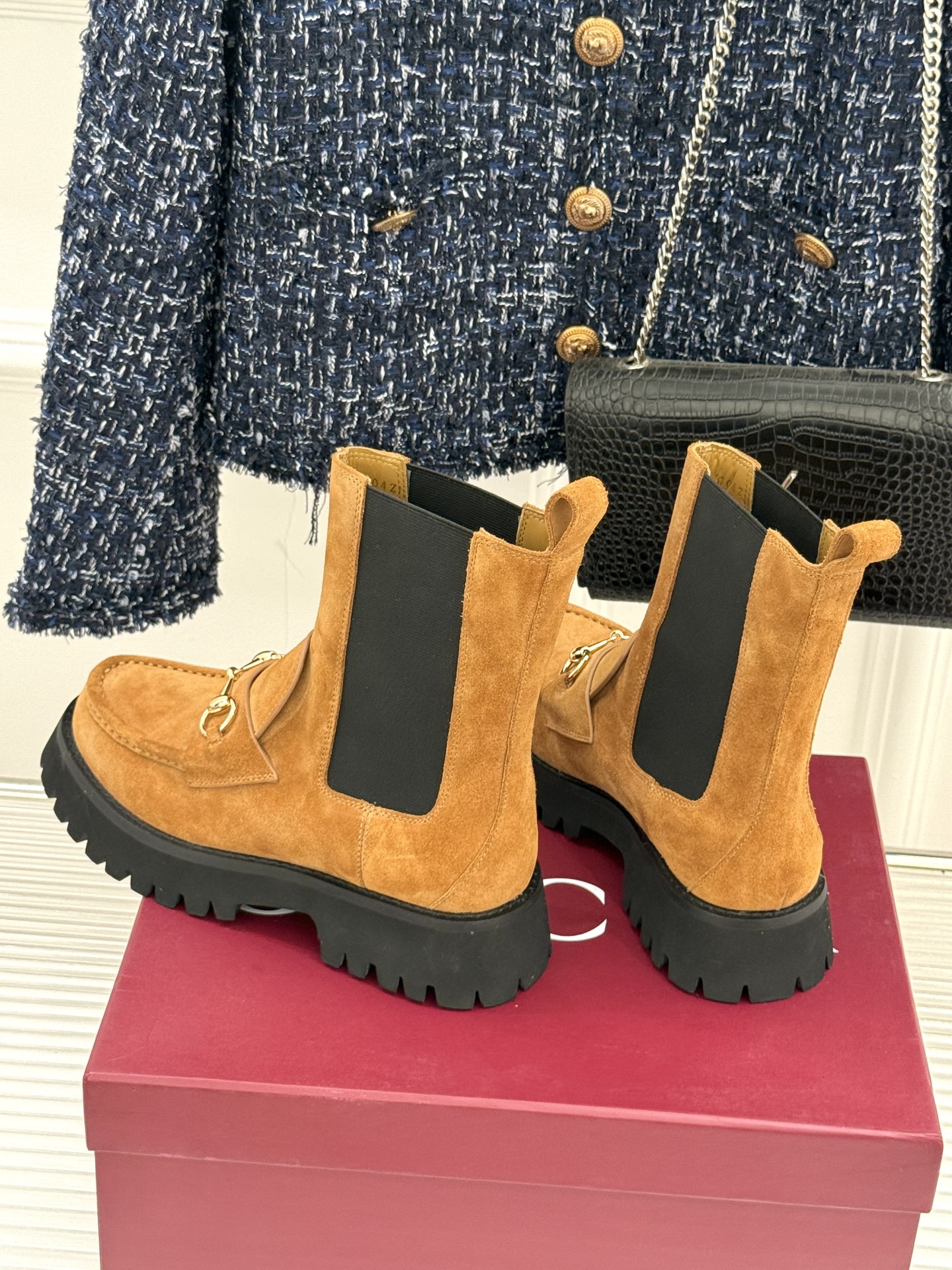 Gucci/古驰25WF秋冬新品马衔扣厚底切尔西短靴标志性马衔扣以浅金色调闪耀鞋面如同一匹骏马 在时尚的